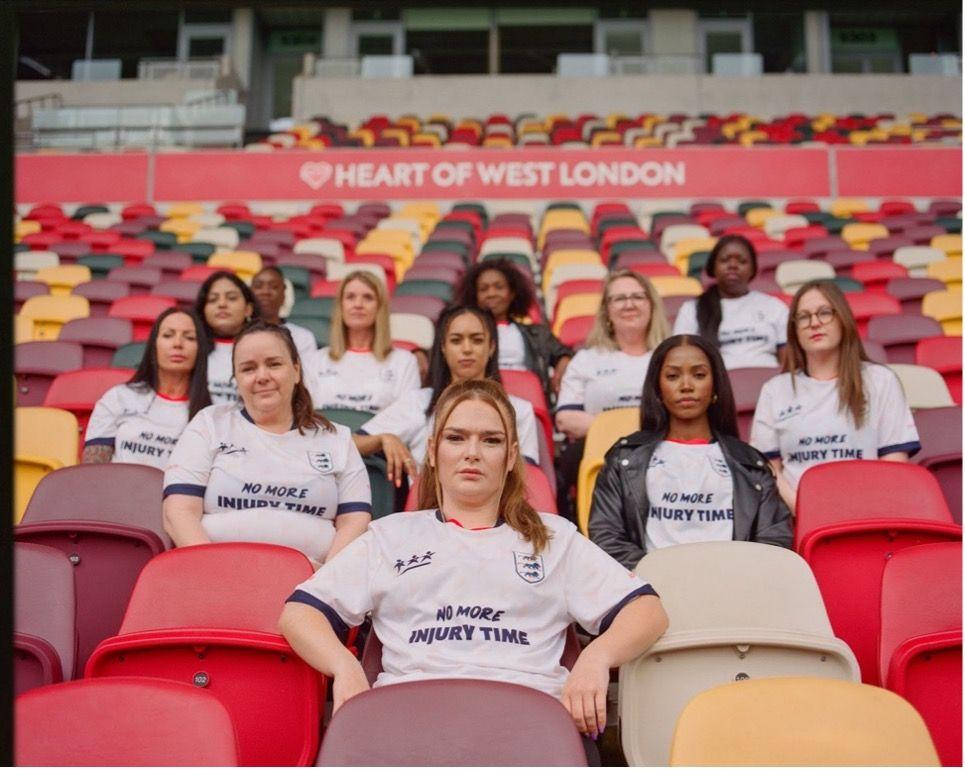 Das National Centre for Domestic Violence und die Organisation Solace haben mit ihrer Kampagne »No More Injury Time« den Fokus auf den Anstieg häuslicher Gewalt während Sportereignisse wie der EM gelenkt.