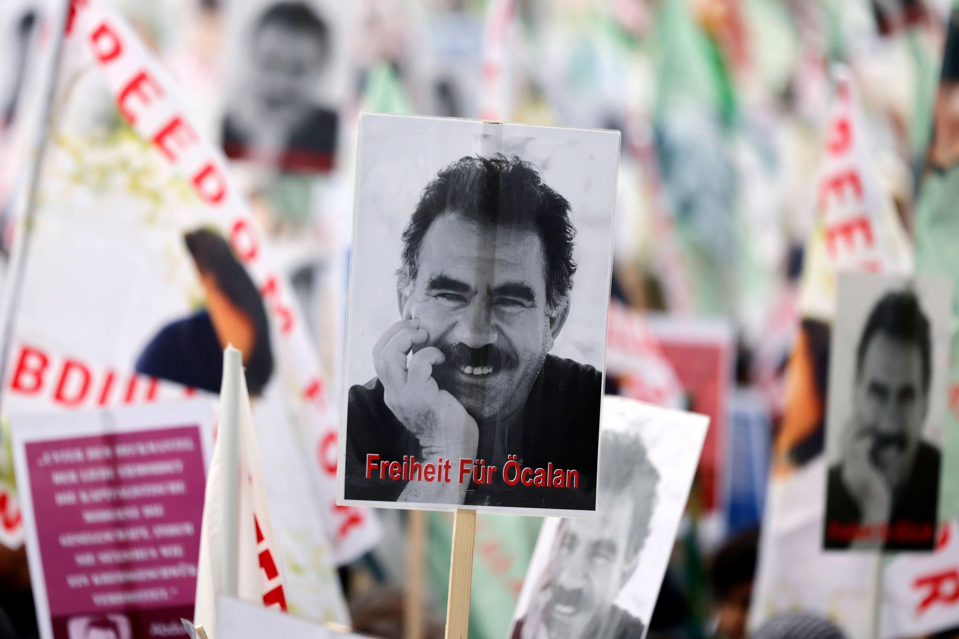 Tausende Menschen nahmen an der pro-kurdischen Demonstration in der Deutzer Werft Teil, um die Freilassung Abdullah Öcalans zu fordern, 16. November 2024.