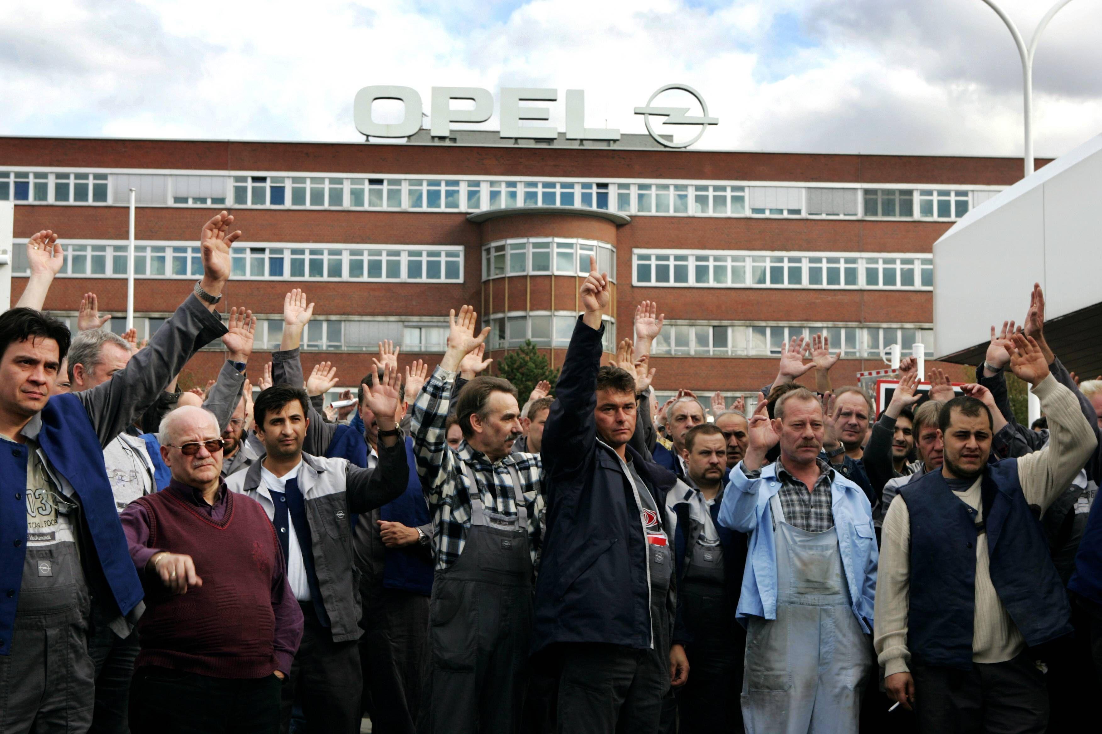 Mitarbeiter des Opelwerks in Bochum protestieren gegen den geplanten Stellenabbau und blockieren die Werkseinfahrt, 15. Oktober 2004.