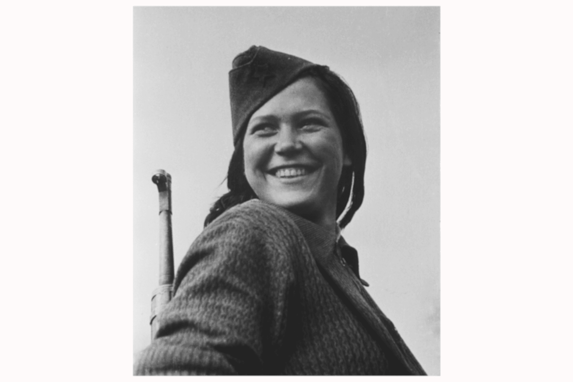 Krankenschwester Milja Toroman im Winter 1943. Fotografiert von Žorž Skrigin. (Mit freundlicher Genehmigung des Museums der Geschichte Jugoslawiens). Aus heutiger Sicht erinnert dieses Foto an die Bilder von republikanischen Kämpferinnen im Spanischen Bürgerkrieg oder an zeitgenössische Fotos von kurdischen Kämpferinnen. Die Idee, die diese Bilder inspiriert haben, ist dieselbe. Sie suggeriert, dass Frauen und Männer Seite an Seite stehen. Das traditionelle Paradigma, das Frauen die Rolle der Mutter und Pflegerin zuweist, soll aufgebrochen werden.