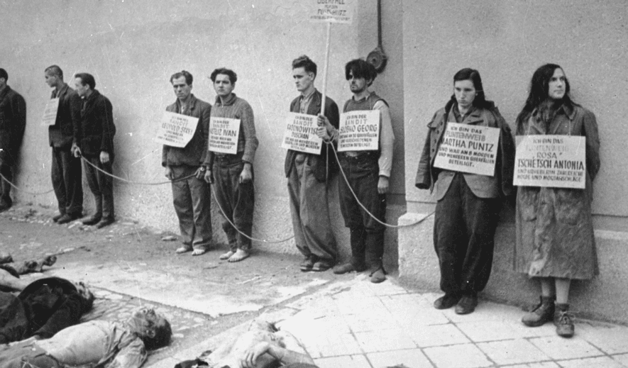 Celje, Slowenien, 1942. Urheber unbekannt. (Mit freundlicher Genehmigung des Museums für zeitgenössische Geschichte in Celje). Der Tod war ein integraler Bestandteil der nationalsozialistischen Ideologie und Kultur, was sich in ihrem symbolischen Bezug auf Totenköpfe, Knochen, Messer und mitunter auch okkulte Rituale zeigt. Hitler selbst – zu dessen Lieblingsopern Wagners »Götterdämmerung« zählte – betrachtete den Tod als erhabene Form. Eine Aufgabe der Kultur in Nazi-Deutschland war die Etablierung eines Totenkults. Fotos von Hitlers eigenen toten Kameraden wurden daher für die NS-Propaganda verwendet. Die Partisanen hingegen fotografierten ihre Toten nicht. Für sie war der Tod keine Quelle des Stolzes, sondern ein Zeichen der Niederlage.