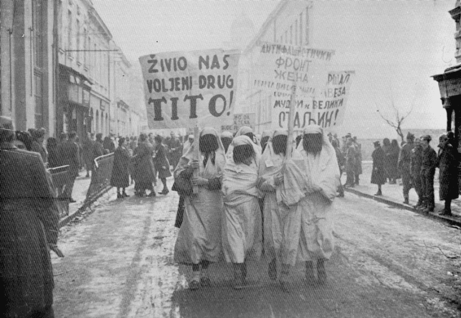 Muslimische Frauen bei einer Kundgebung der Antifaschistischen Frauenfront. Fotografiert von Drago Mazar. (Mit freundlicher Genehmigung des Archivs der Republika Srpska, Bosnien und Herzegowina). Die Antifaschistische Frauenfront hatte etwa 2 Millionen Mitglieder. Diese Organisation mobilisierte Frauen für die Arbeit, bot ein Unterstützungsnetzwerk für den Partisanenkampf, trieb die Alphabetisierung von Frauen voran und schulte sie in der politischen Bildung. Leider existierte dieses wichtige Instrument der Frauenemanzipation nur bis 1953.