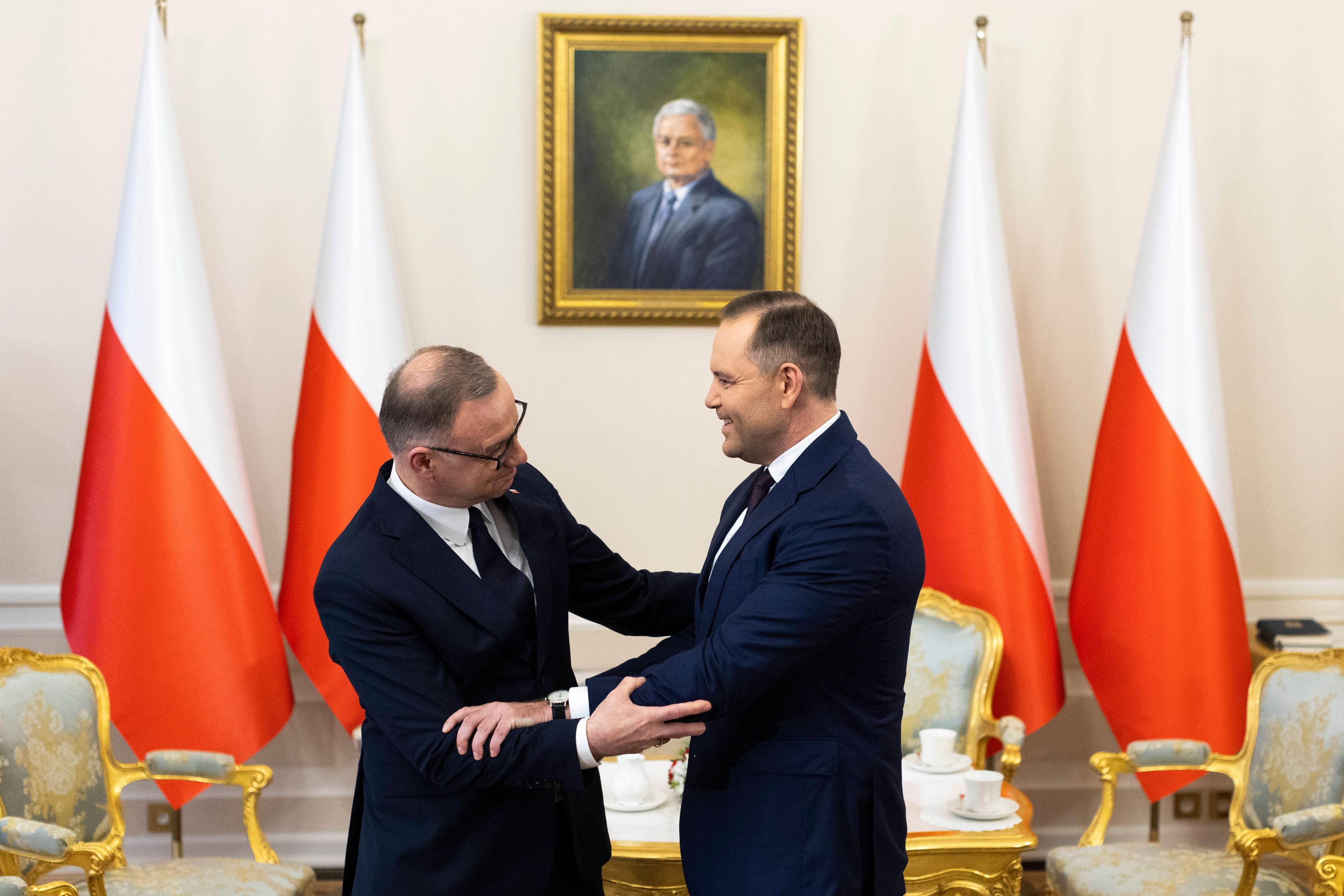 Der scheidende polnische Präsident Andrzej Duda trifft den designierten Präsidenten Karol Nawrocki im Präsidentenpalast in Warschau, 3. Juni 2025.