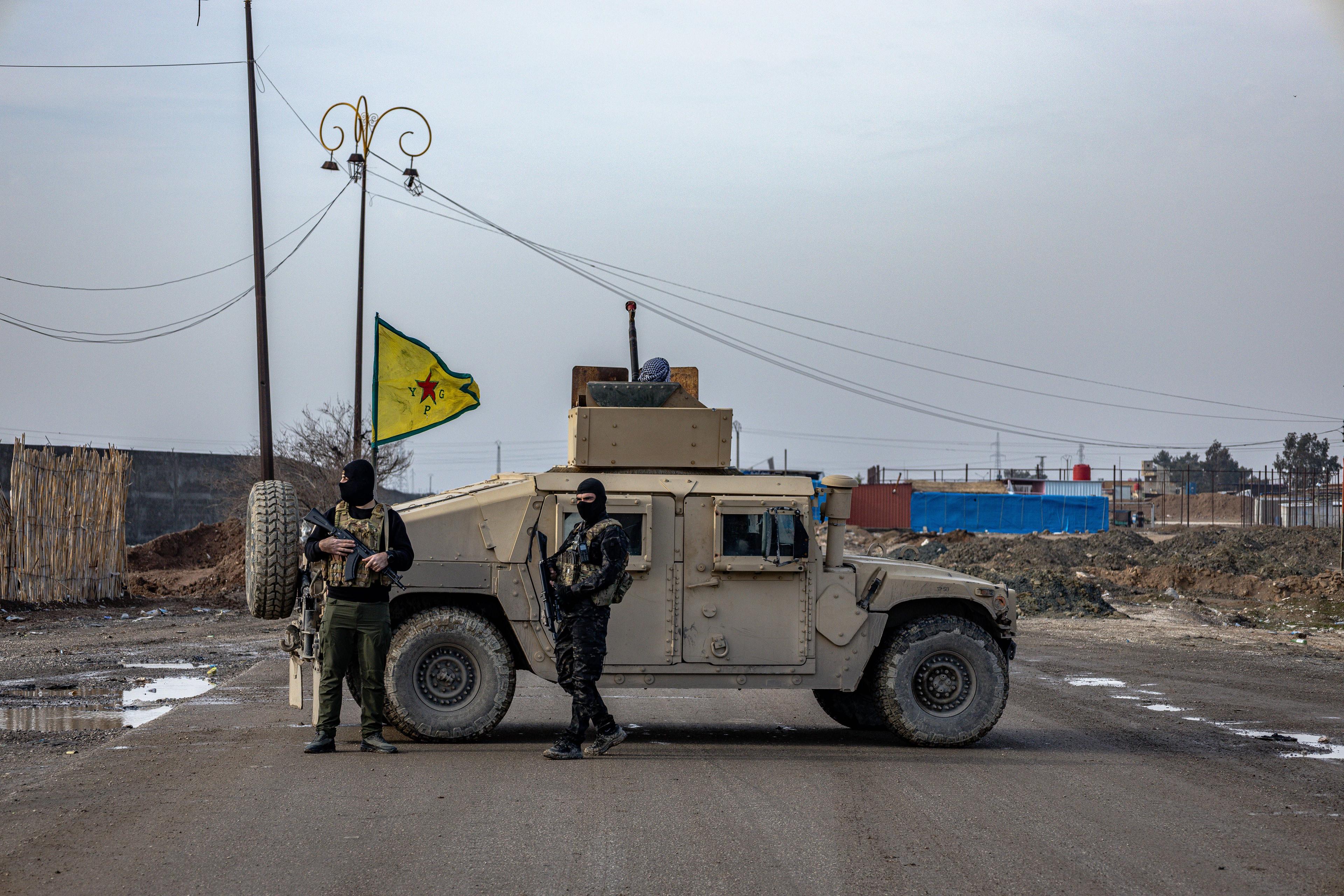 Mitglieder der kurdischen Volksverteidigungseinheiten (YPG) stehen Wache, während syrische Sicherheitskräfte in die nordöstliche Stadt Hasakeh einmarschieren, 2. Februar 2026.