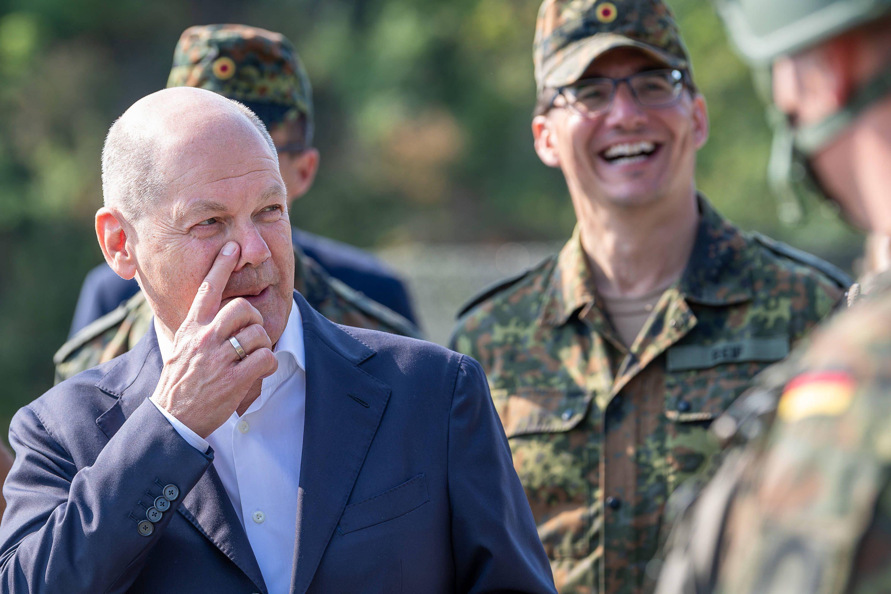 Nach der feierlichen Indienststellung des Abwehrsystems IRIS-T SLM spricht Olaf Scholz mit Soldatinnen und Soldaten in der Kaserne Todendorf, 4. September 2024.