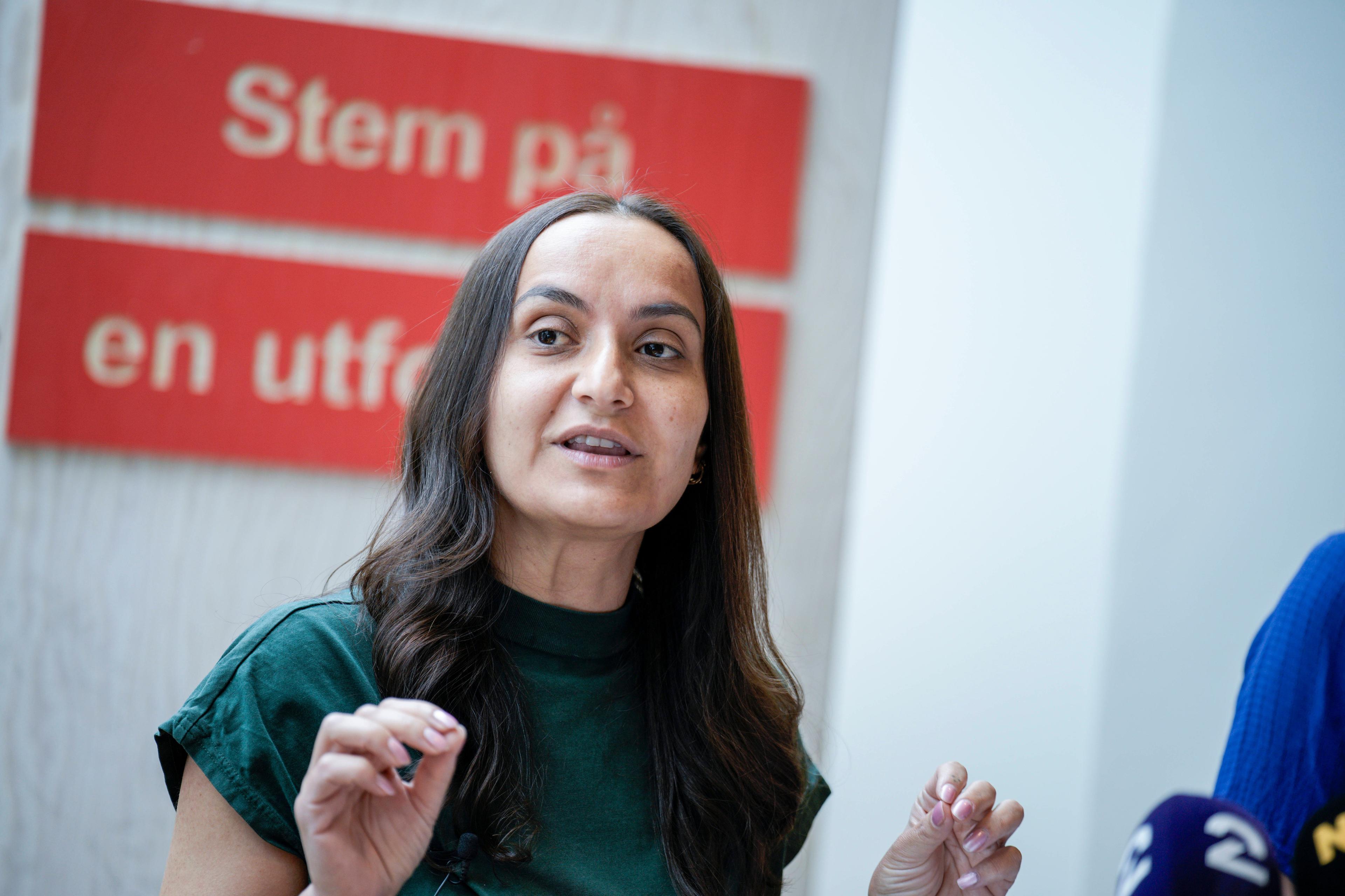 Seher Aydar, Rødt-Spitzenkandidatin für Oslo, spricht auf der Sommerpressekonferenz der Partei im norwegischen Parlament, 24. Juni 2025.