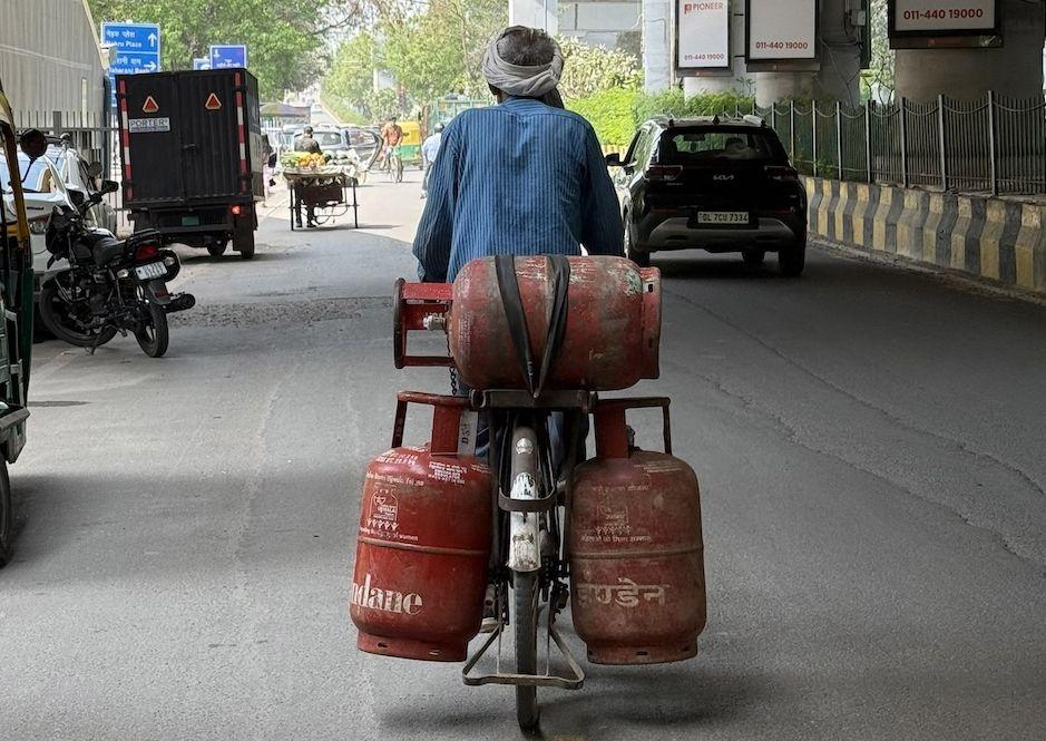 Viele indische Wanderarbeiter verlassen derzeit die Städte, weil die Lebenshaltungskosten für sie nicht mehr tragbar sind.