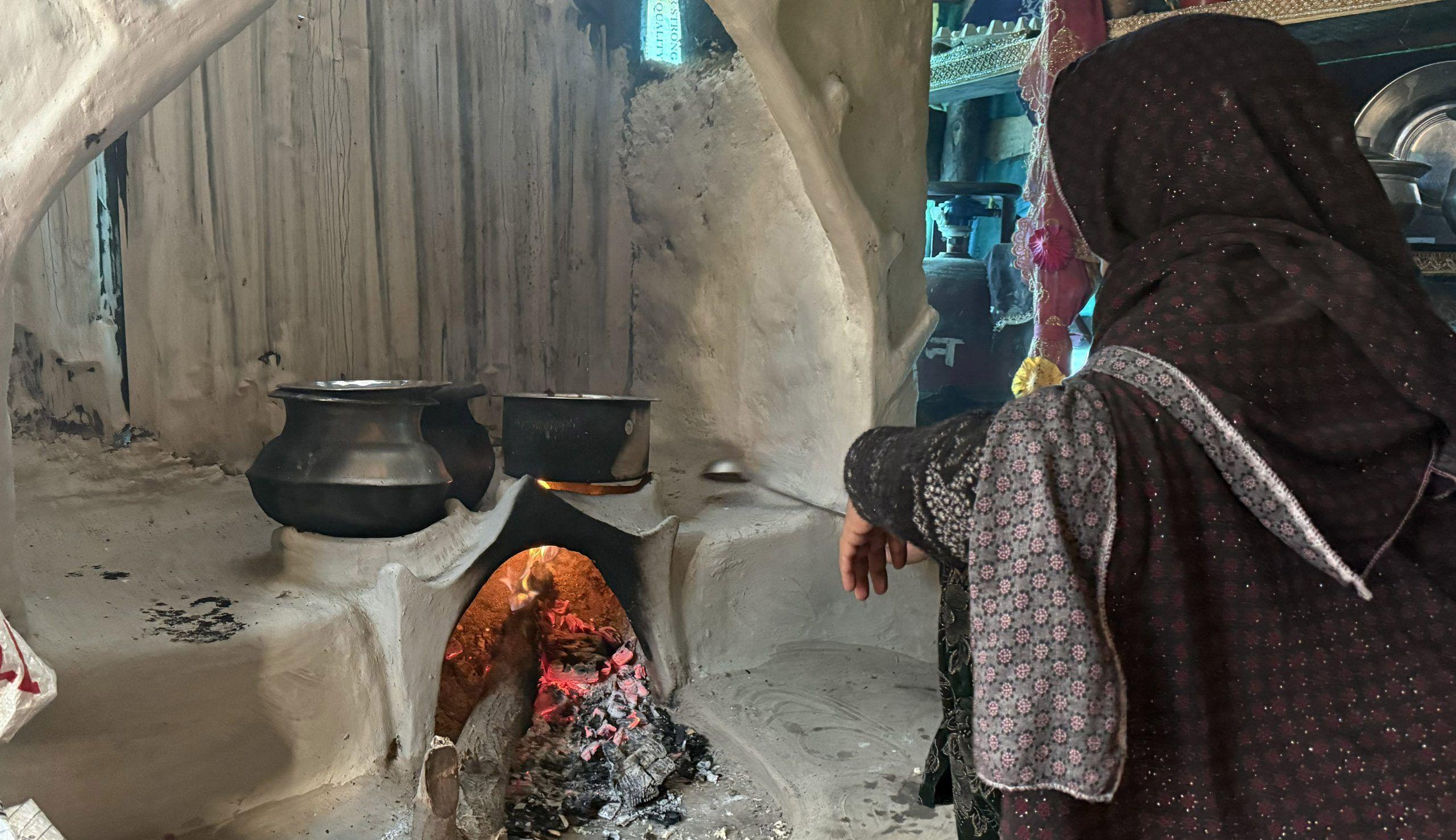 In den Stadtrandgebieten tauchen Brennholz und Petroleum als Notlösungen auf. Auch Chulhas werden wieder genutzt.