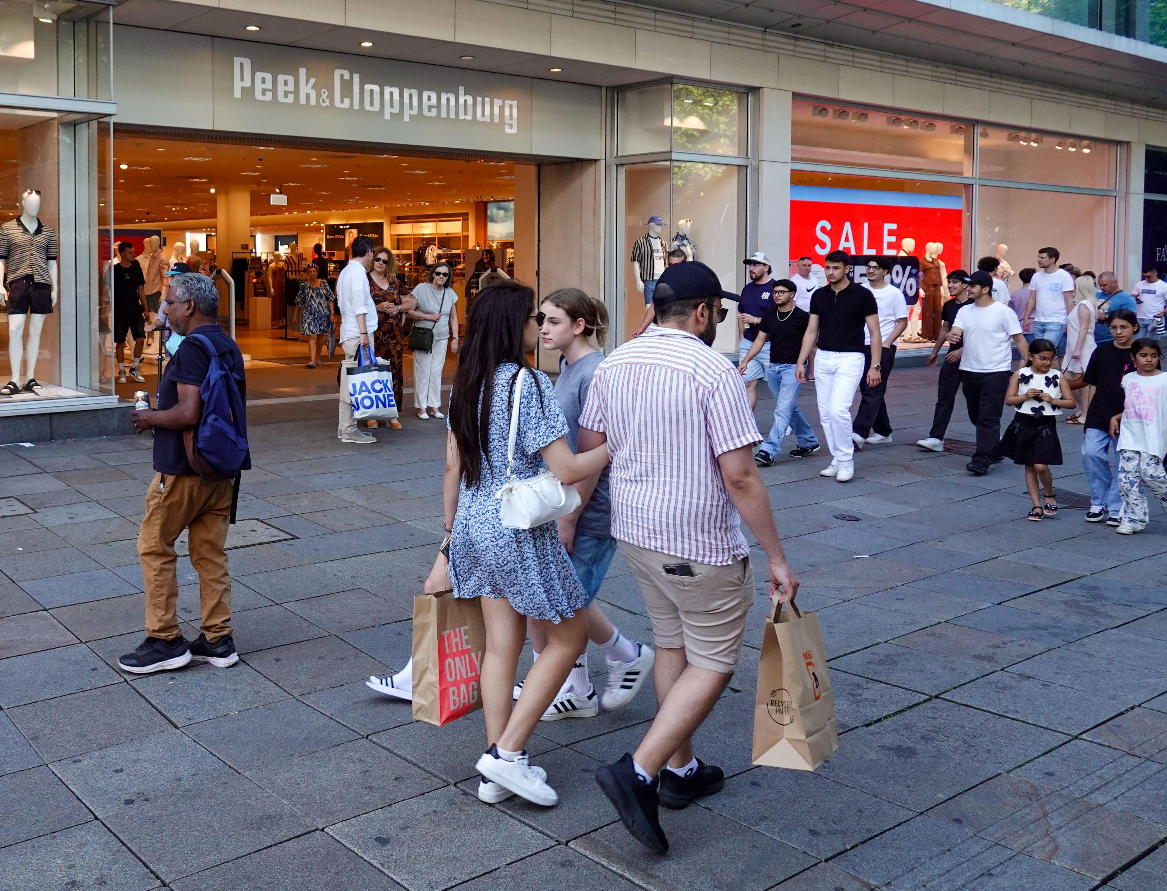 Der Konsum von Waren kann also nicht nur betäubend wirken, sondern auch das eigene Bewusstsein schärfen, das Anspruchsdenken befeuern und das Verlangen nach Anerkennung und fairer Behandlung verstärken.