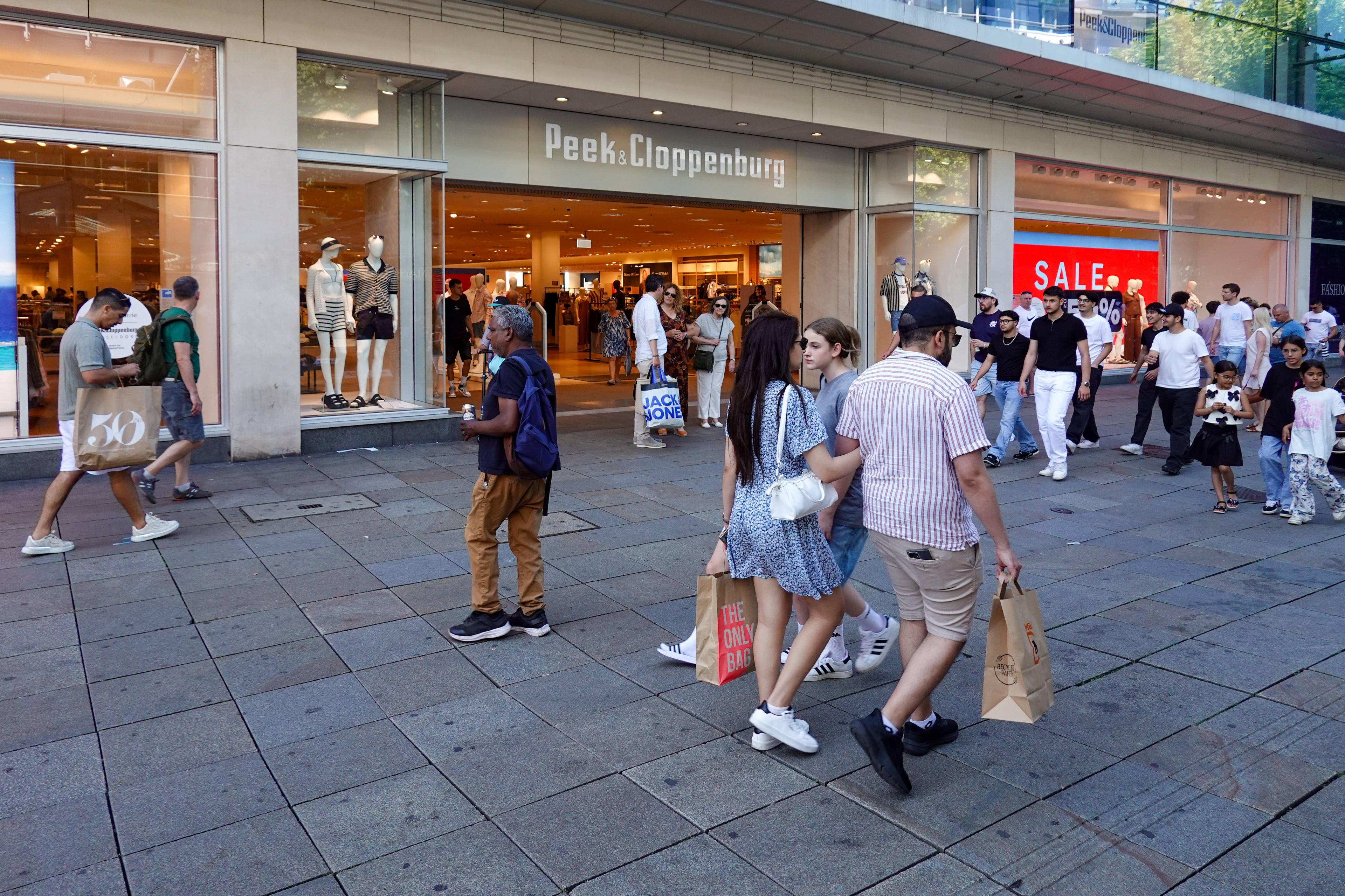 Der Konsum von Waren kann also nicht nur betäubend wirken, sondern auch das eigene Bewusstsein schärfen, das Anspruchsdenken befeuern und das Verlangen nach Anerkennung und fairer Behandlung verstärken.