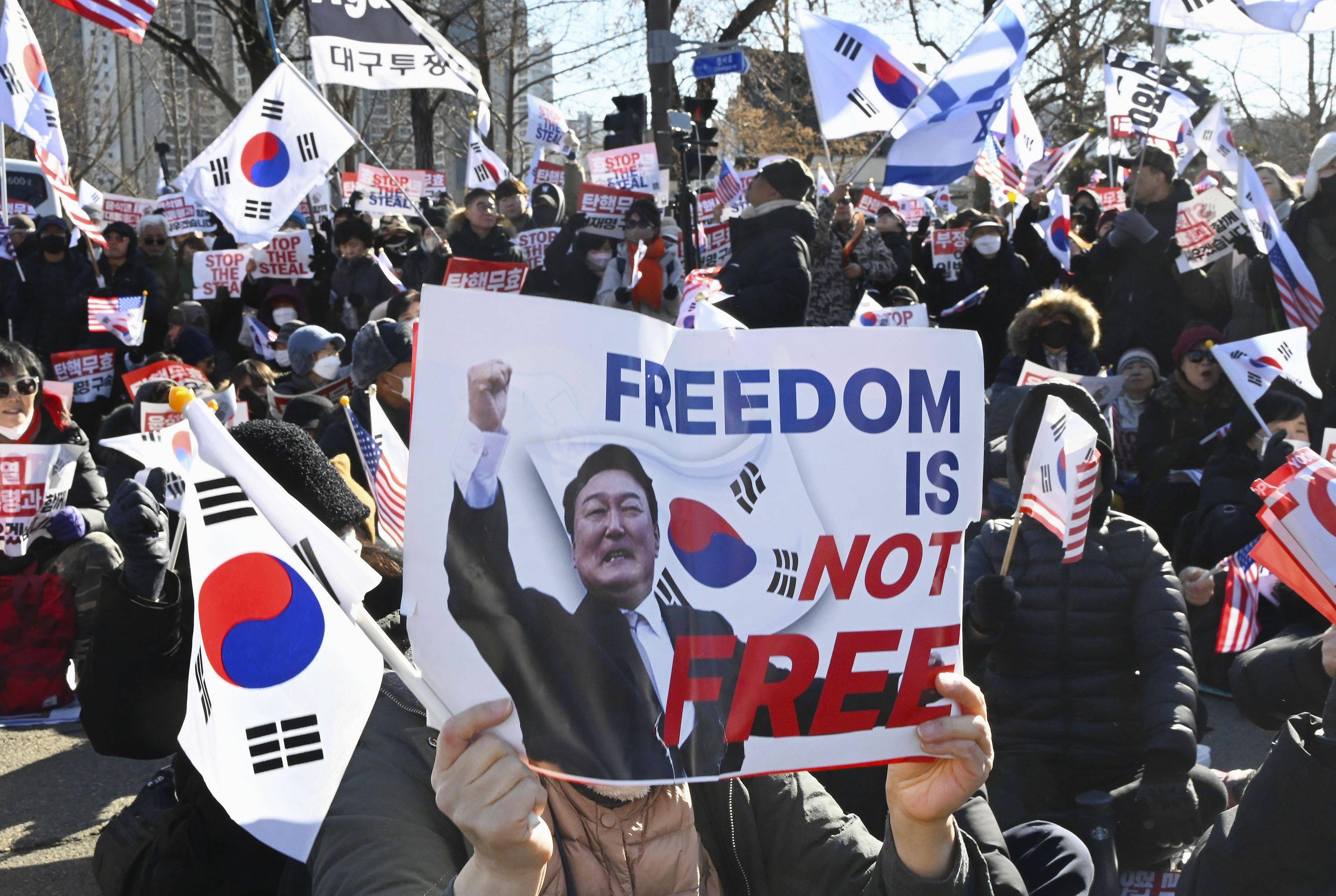 Anhänger des angeklagten südkoreanischen Präsidenten Yoon Suk-yeol protestieren vor dem Sitz des Korruptionsermittlungsbüros in Gwacheon nahe Seoul, 15. Januar 2025.