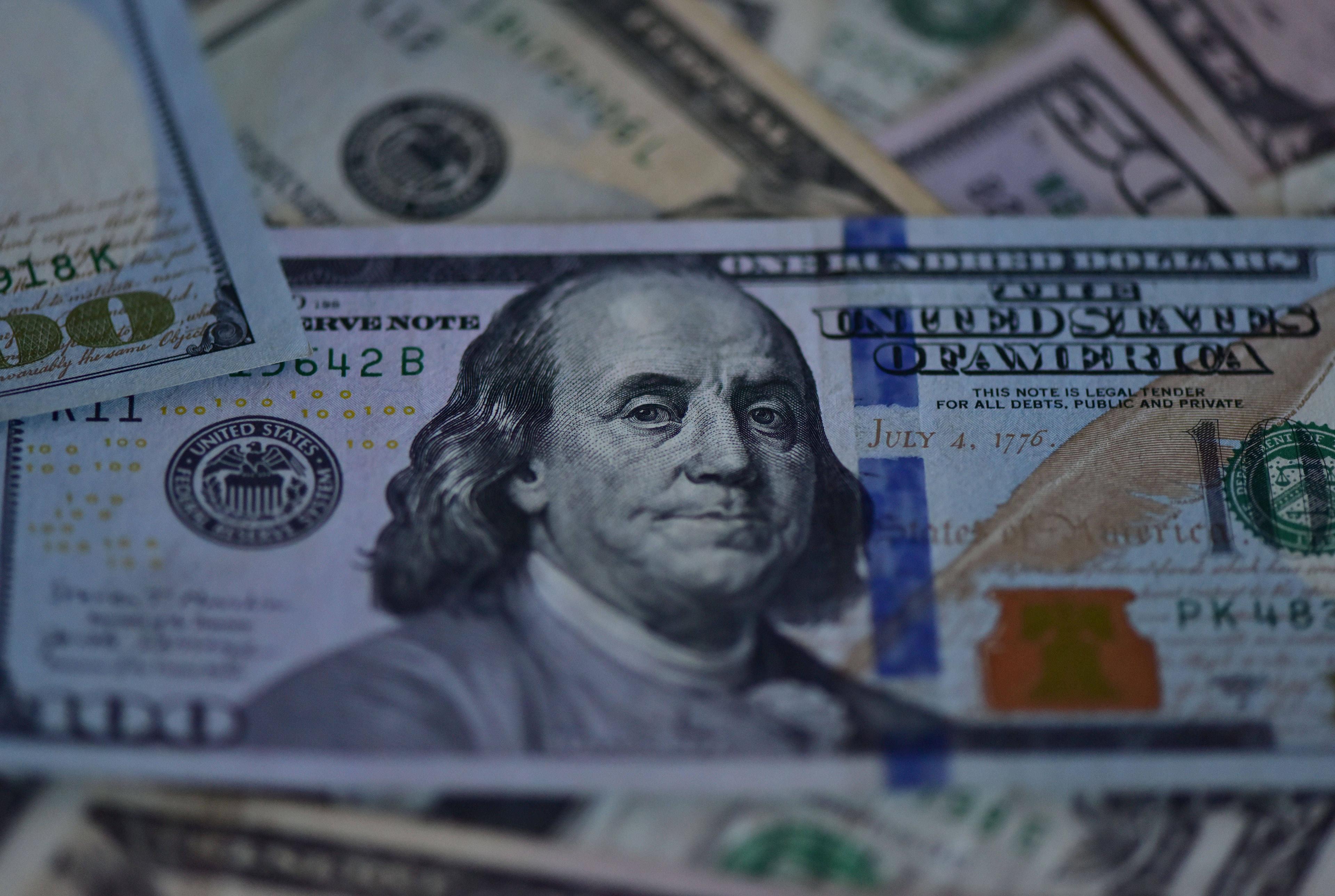 US-Dollar-Scheine in einem Geschäft in Fuyang City, China, 19. März 2025.
