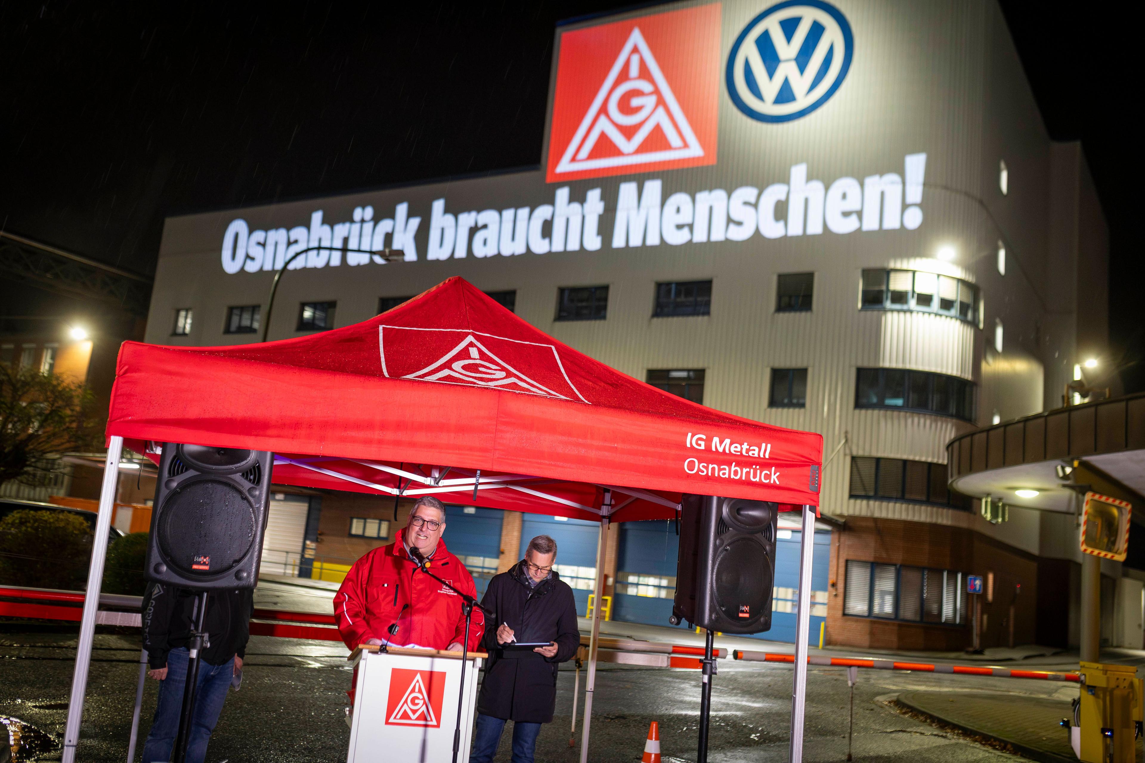 Stephan Soldanski, Erster Bevollmächtigter der IG Metall Osnabrück, spricht auf Kundgebung zur Situation in der Automobilbranche, 8. Dezember 2025.