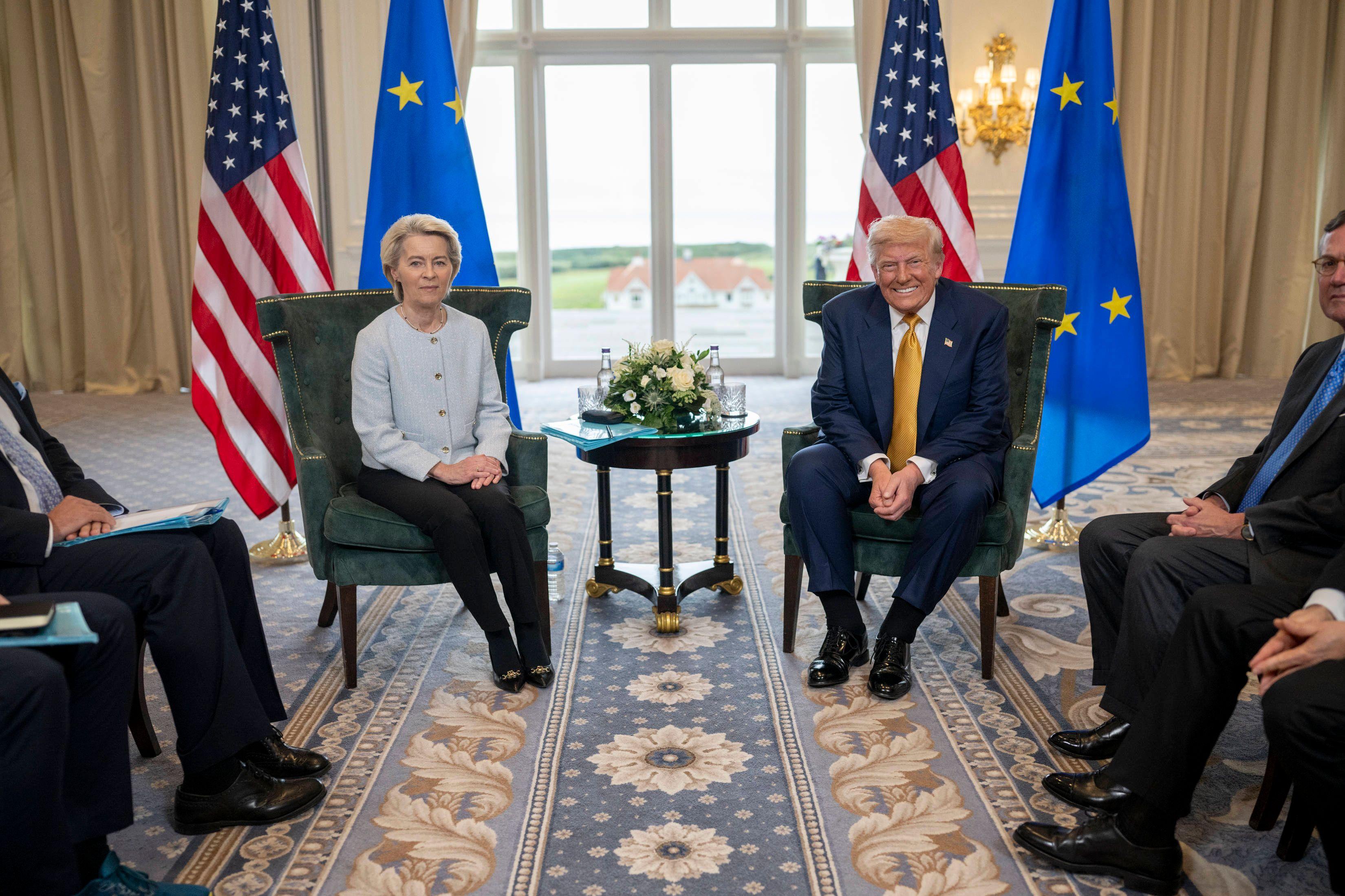 Donald Trump und Ursula von der Leyen treffen sich auf dem Trump Turnberry Golfplatz in Turnberry, Schottland, 27. Juli 2025.