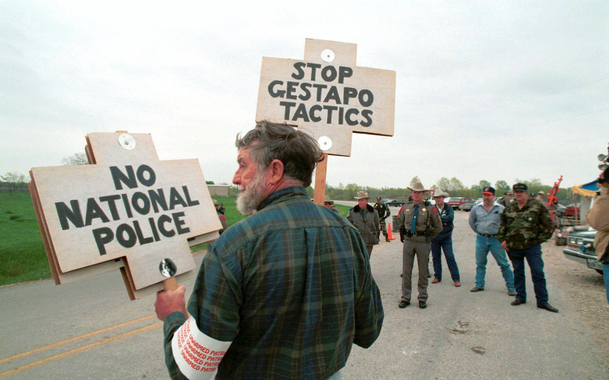 Die Milizbewegung der 1990er Jahre in den USA nahm den späteren Aufstieg der Sovereign Citizens vorweg.