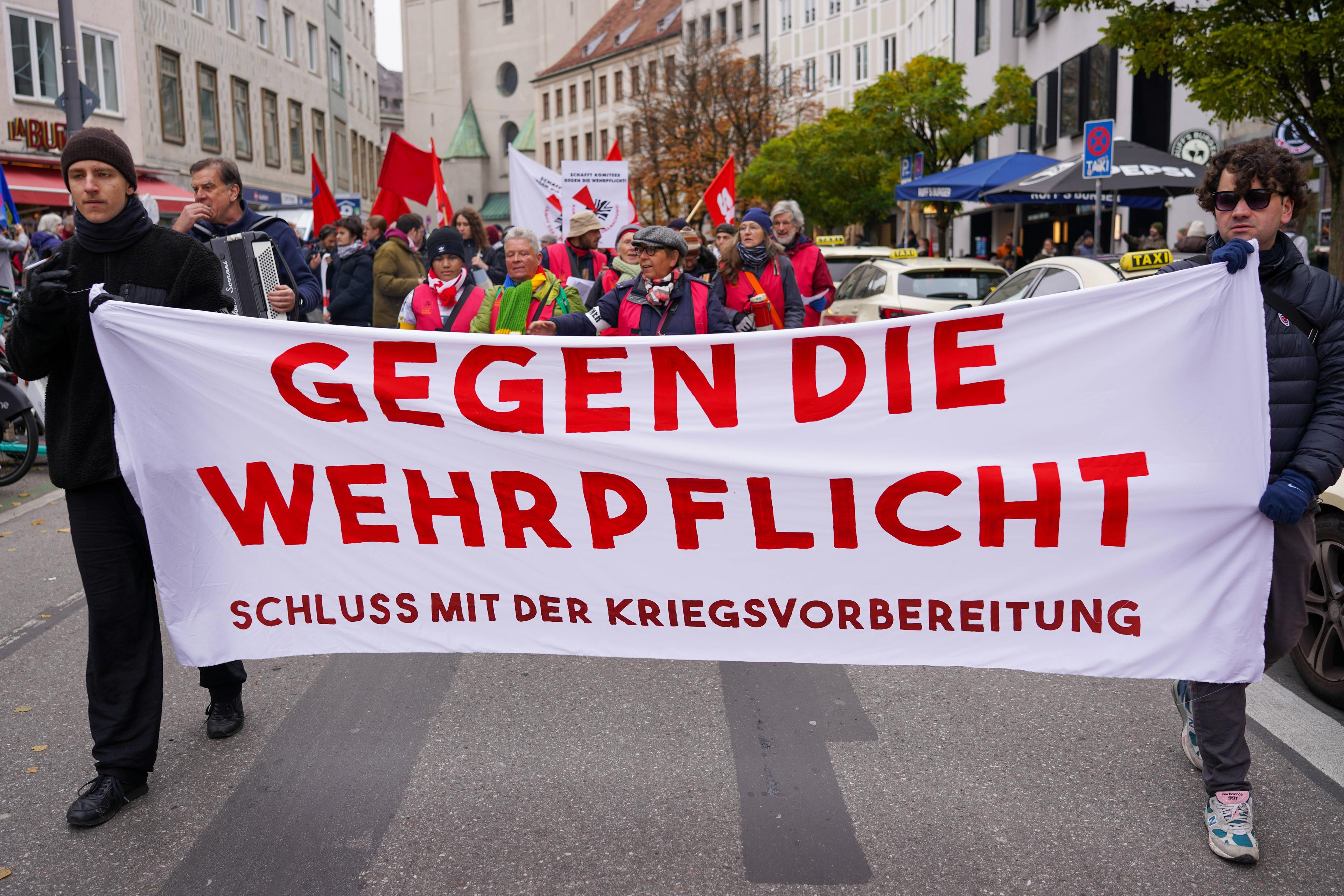 Demonstration gegen die Wiedereinführung der Wehrpflicht in München, 8. November 2025.