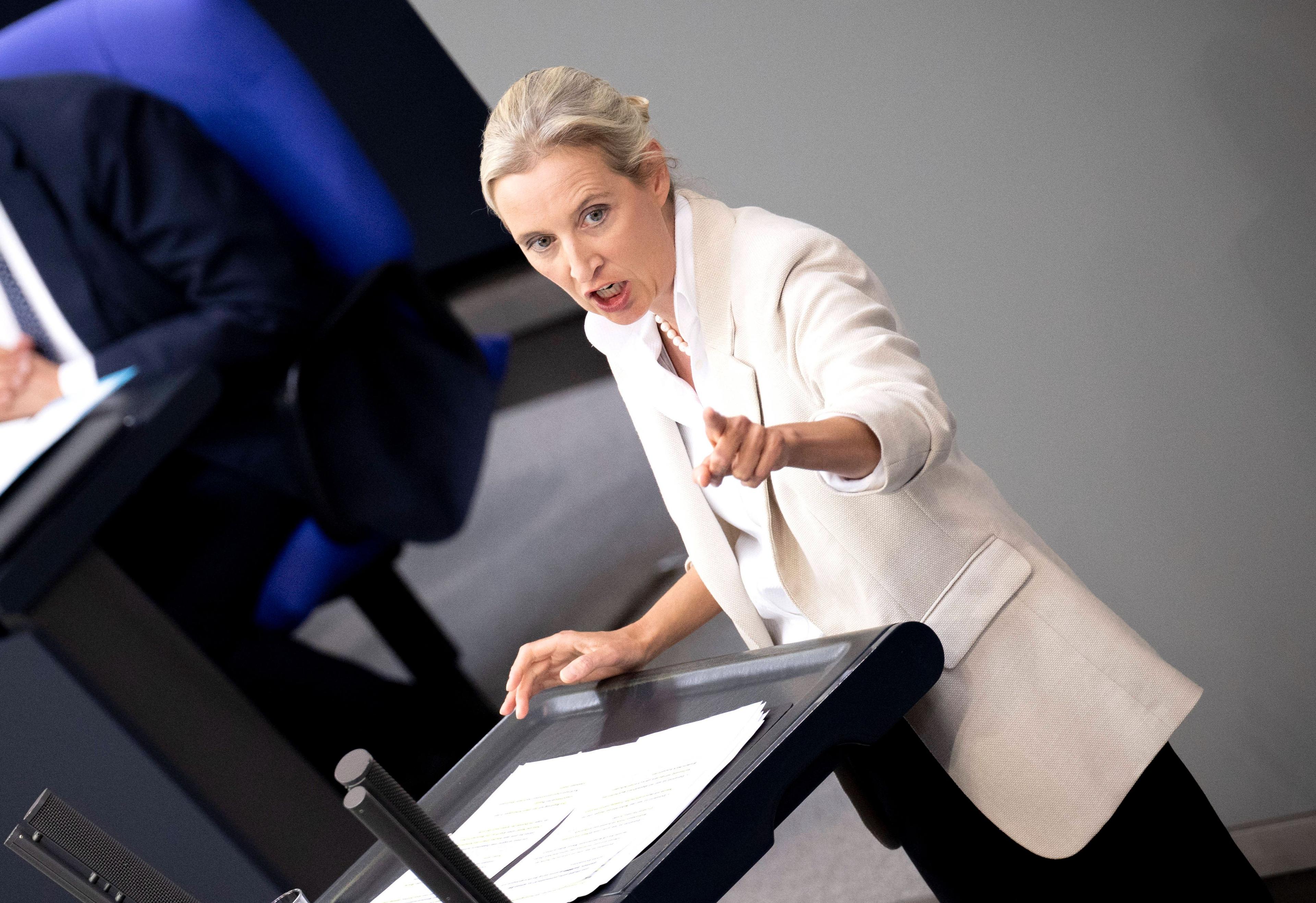 Alice Weidel zeigt im Bundestag in Richtung Linksfraktion.