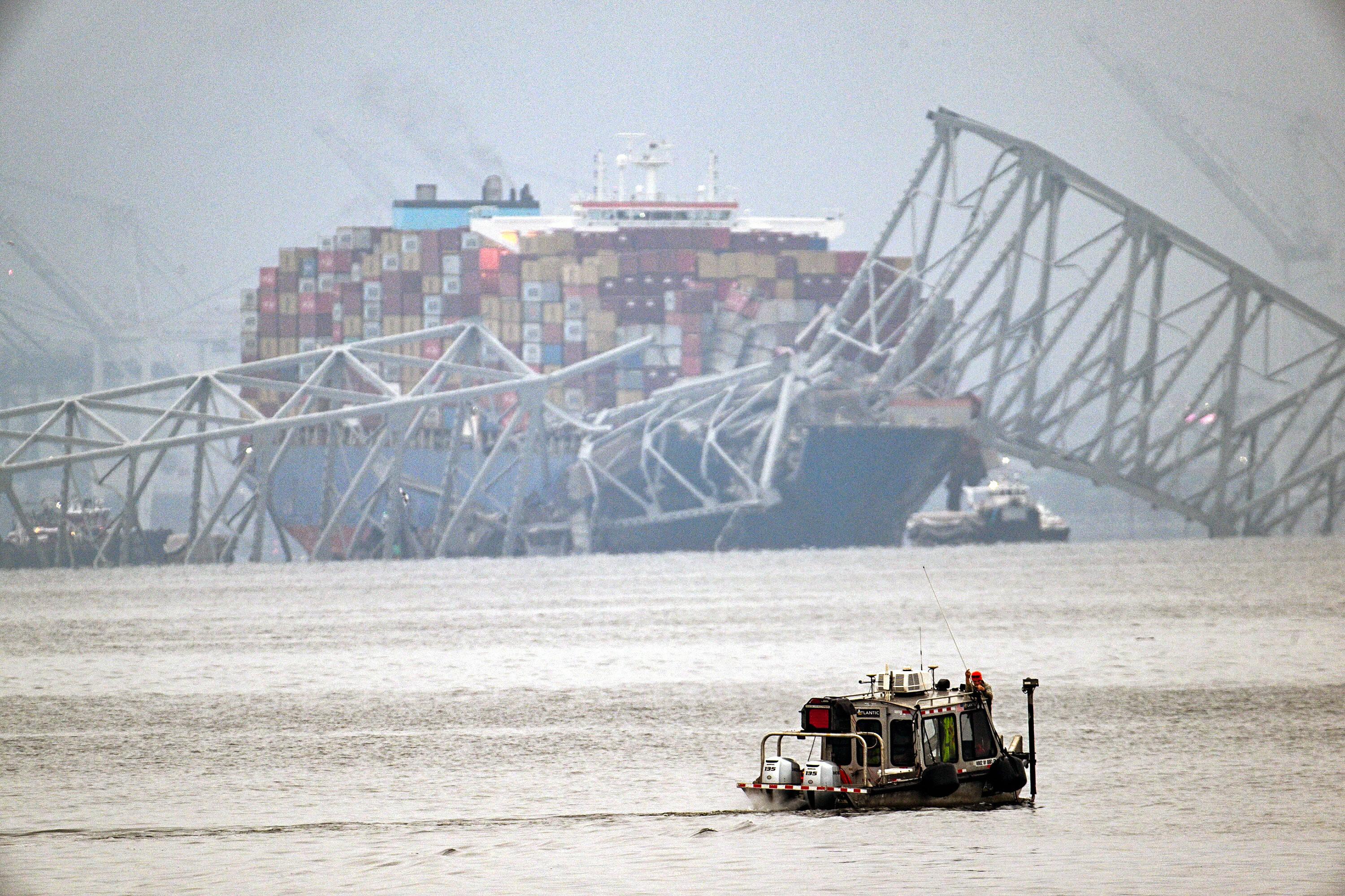 Das Unglücksschiff Dali und die Überreste der Francis Scott Key Bridge, Aufnahme vom 27. März 2024.