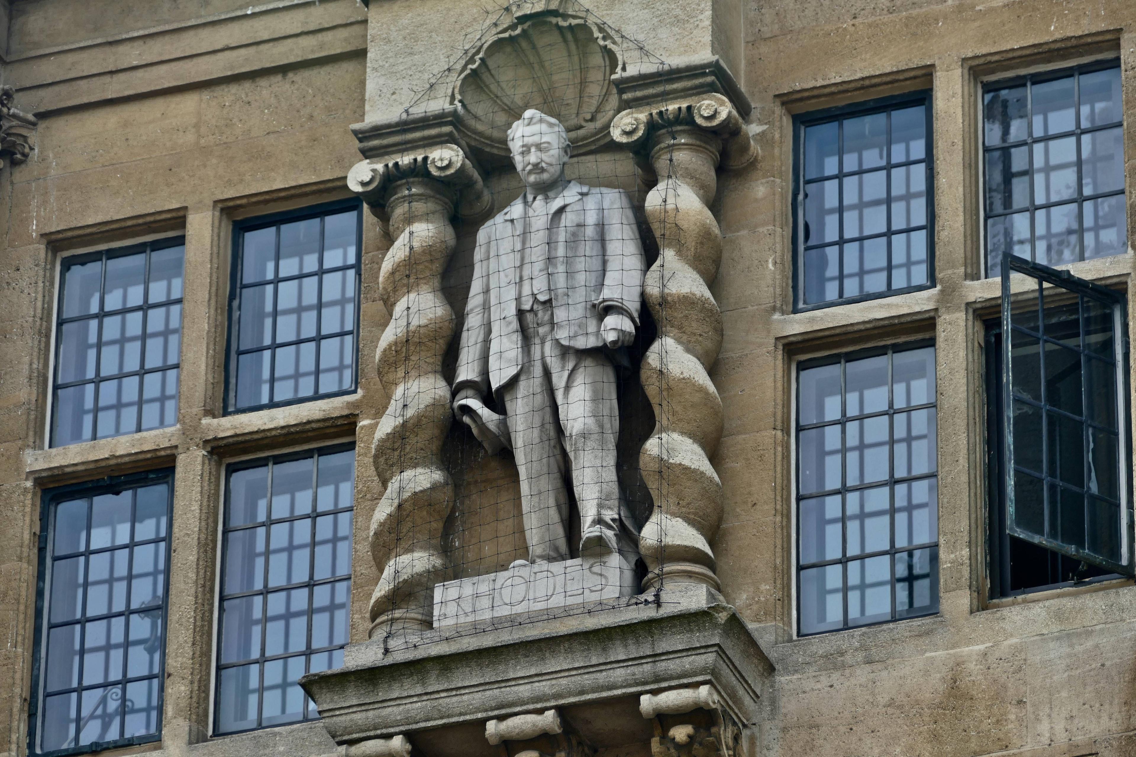 Protesten und demokratischen Beschlüssen zum Trotz erinnert in Oxford noch immer eine Statue an den viktorianischen Imperialisten Cecil Rhodes.