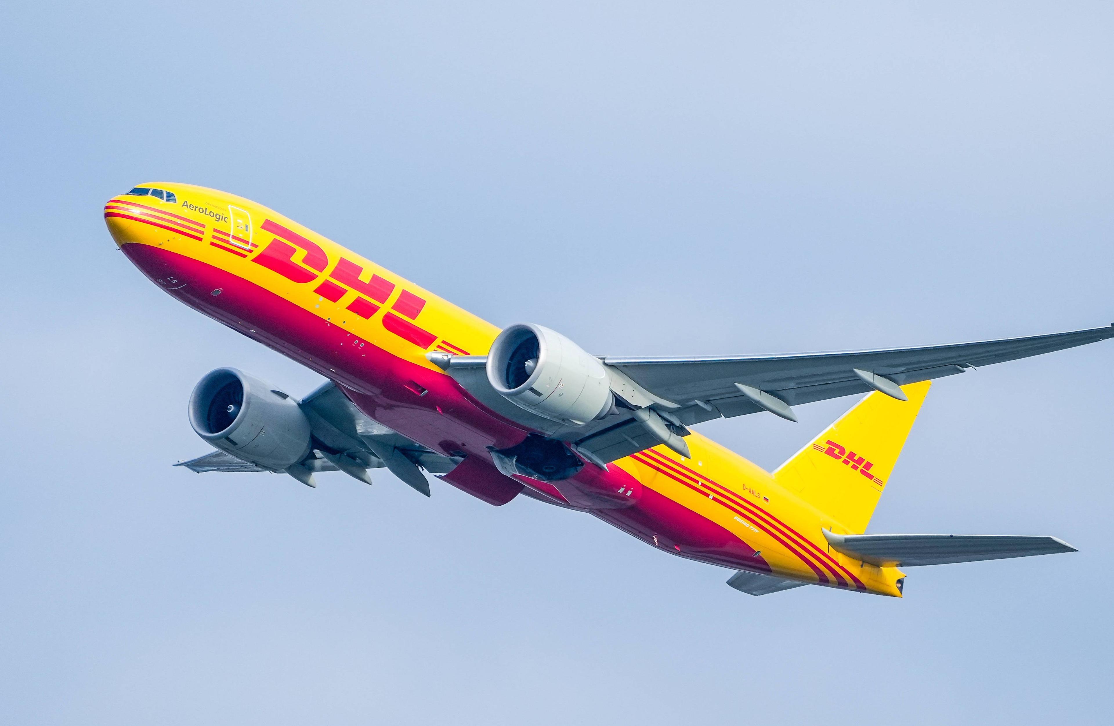 Eine Frachtmaschine von DHL – was sie wohl wo hin befördert?