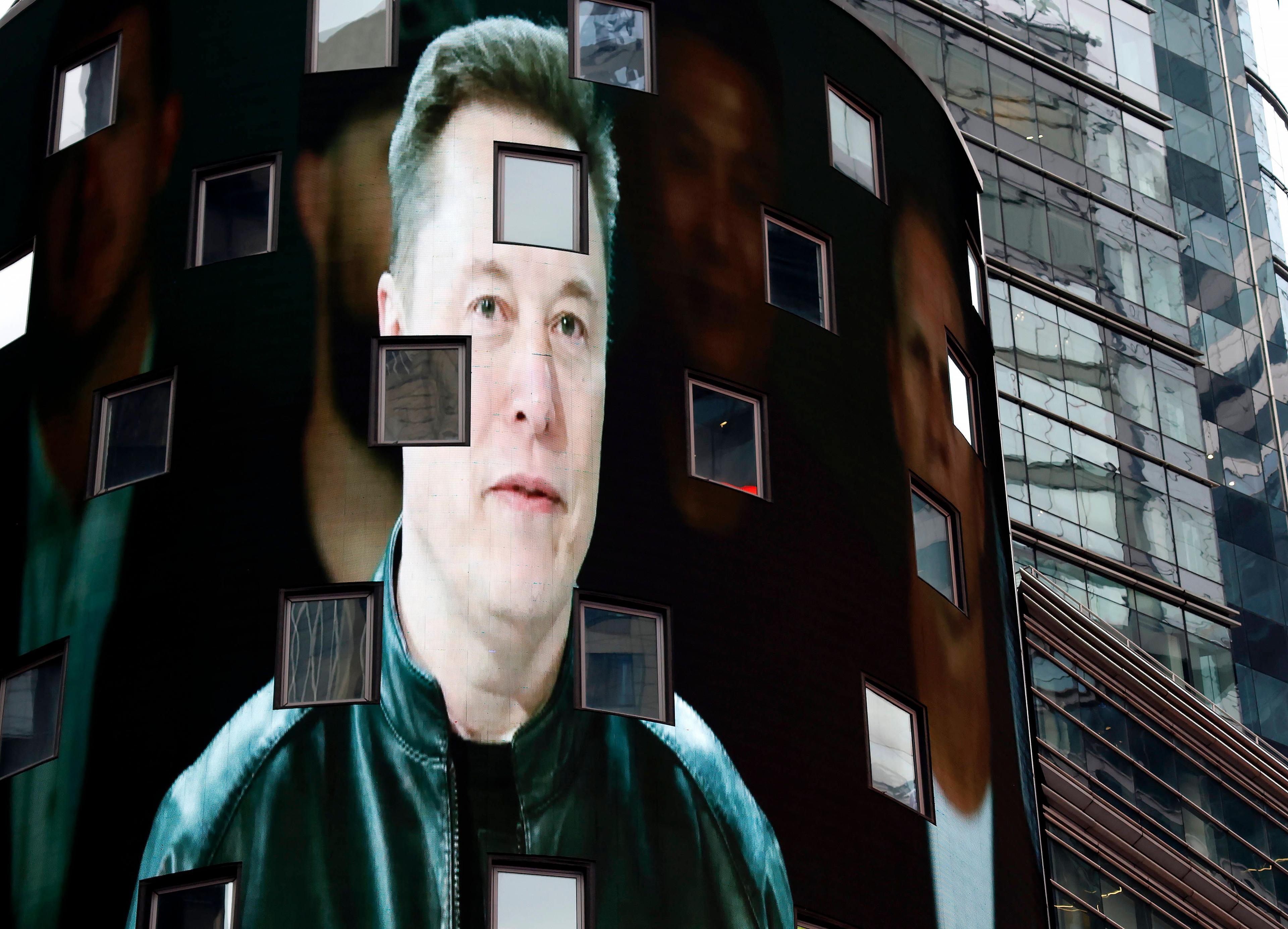 Der Börsengang von Elon Musks SpaceX wurde auf die Fassade der Nasdaq MarketSite Exchange auf dem New Yorker Times Square liveübertragen.