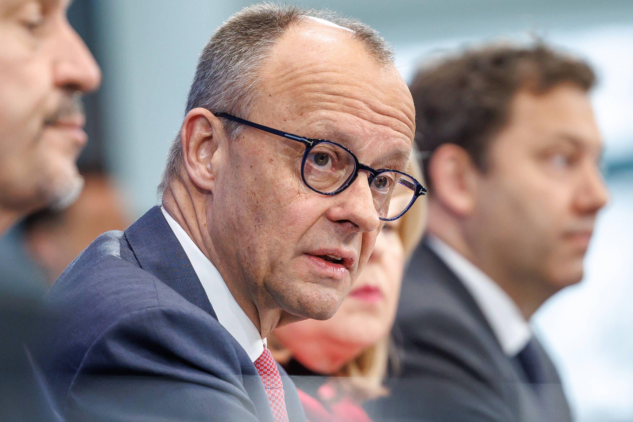 Markus Söder, Friedrich Merz, Bärbel Bas und Lars Klingbeil verkünden ihr »Entlastungspaket« am 13. April 2026.