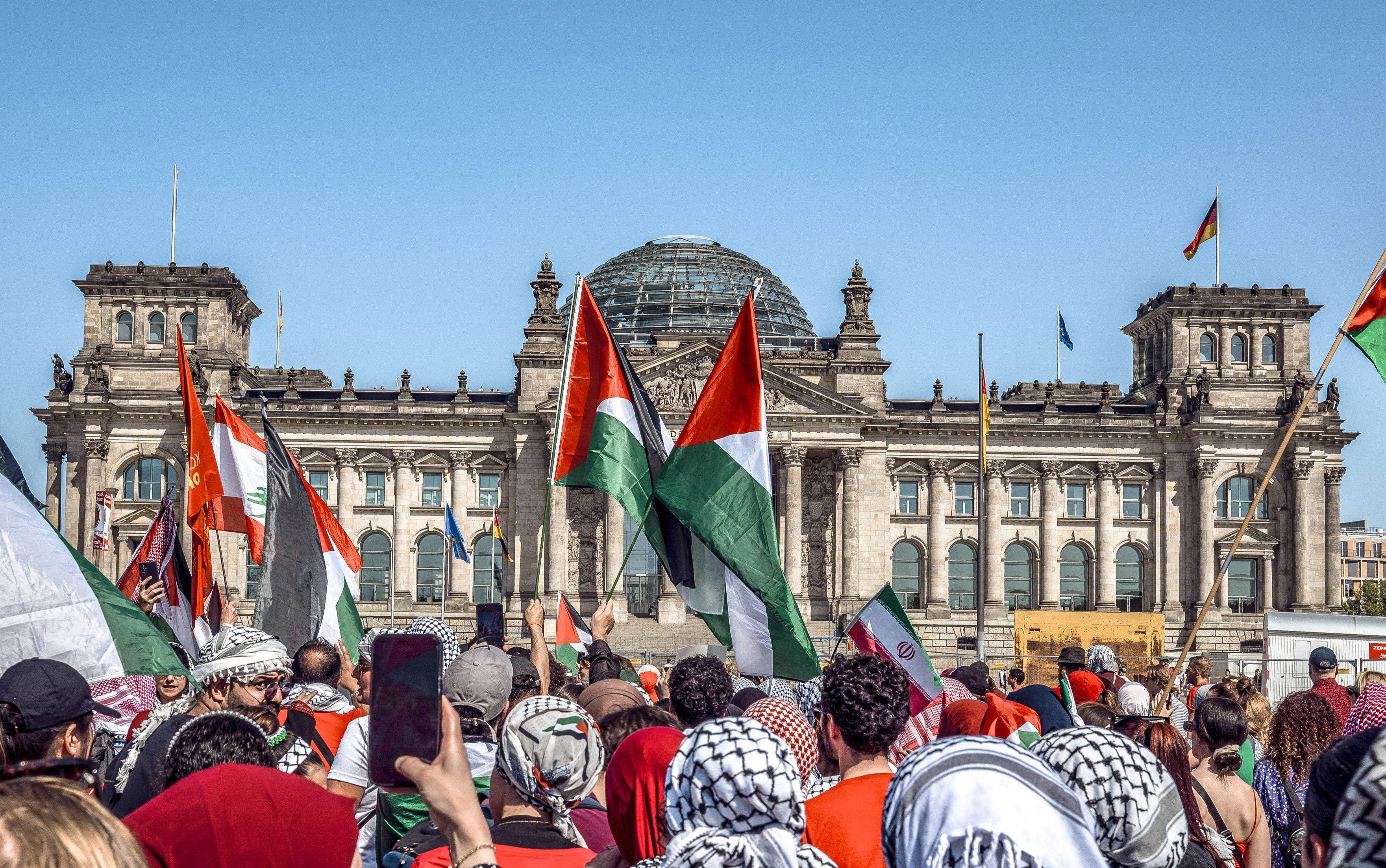 Am 21. Juni 2025 demonstrierten bereits Zehntausende vor dem Reichstag gegen die Zerstörung Gazas und Deutschlands Unterstützung für Israel. Die Demo und Kundgebung am 27. September versprechen, noch größer zu werden.