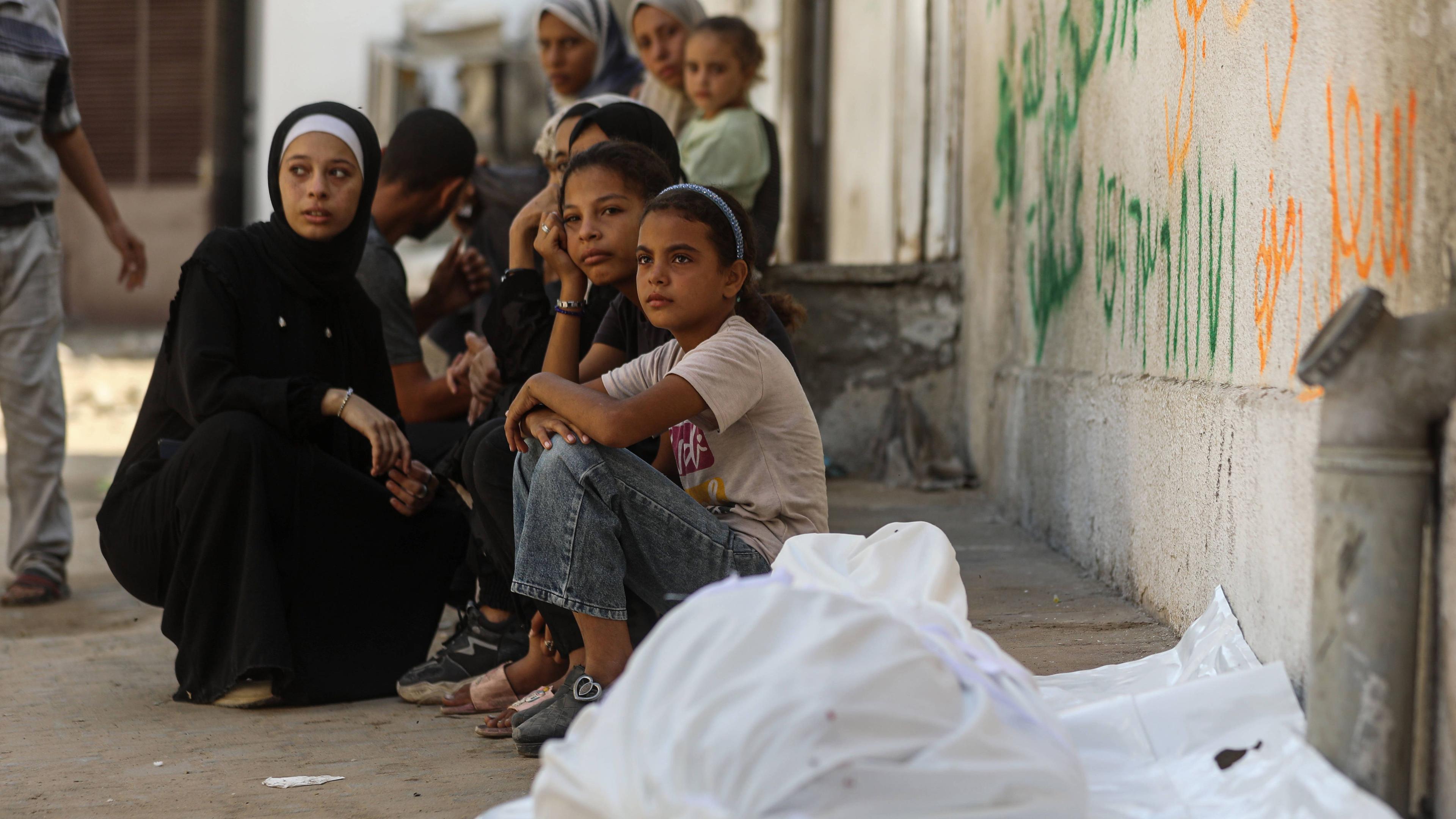 Mindestens 60.000 Palästinenser hat Israel laut offiziellen Angaben seit dem 7. Oktober 2023 getötet. Experten gehen von einer weit höheren Zahl aus.