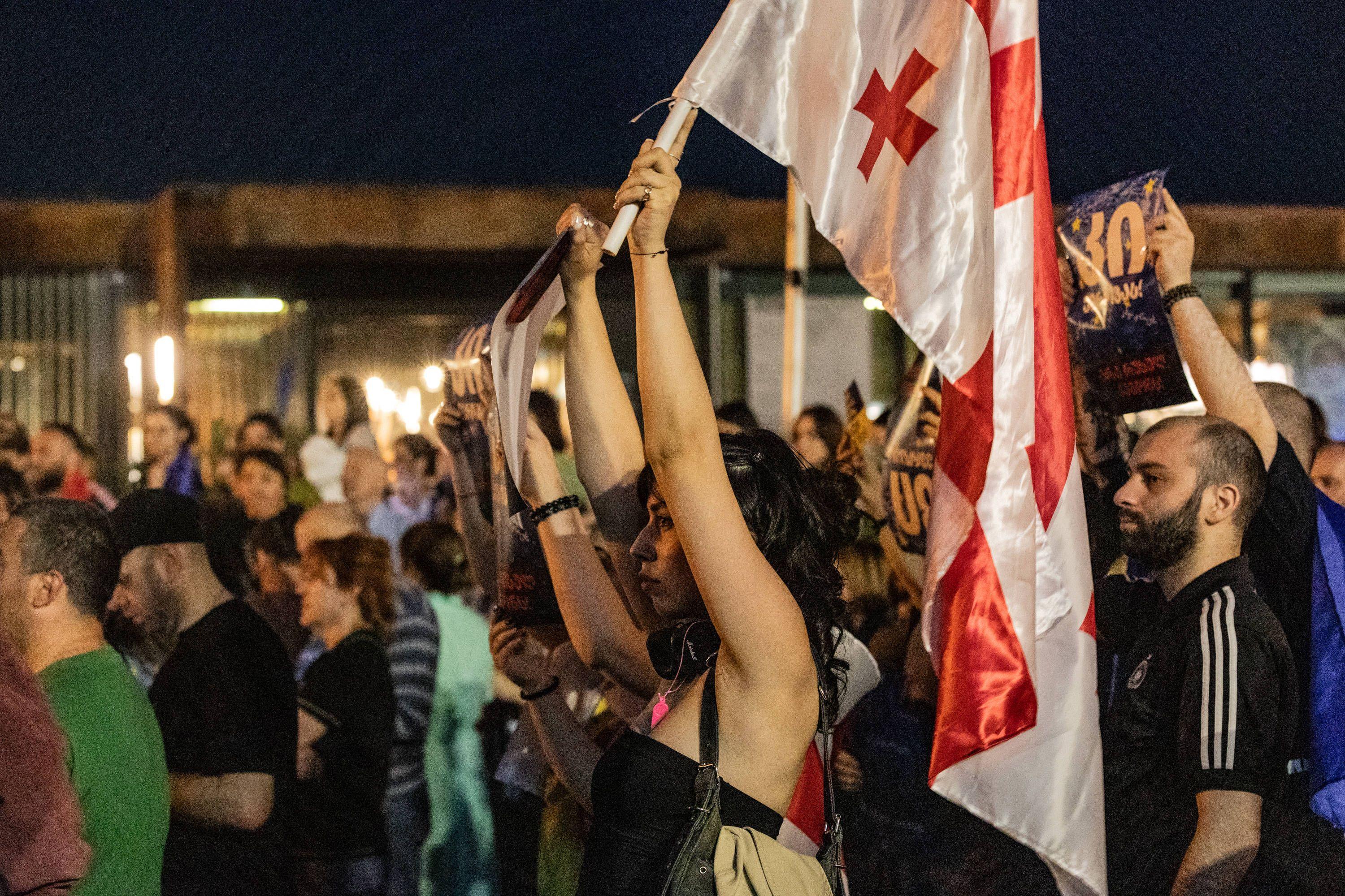 In Tbilisi protestieren Menschen gegen die Gesetzesvorlage der Regierung über »Transparenz von ausländischem Einfluss«, Aufnahme vom 28. April 2024.