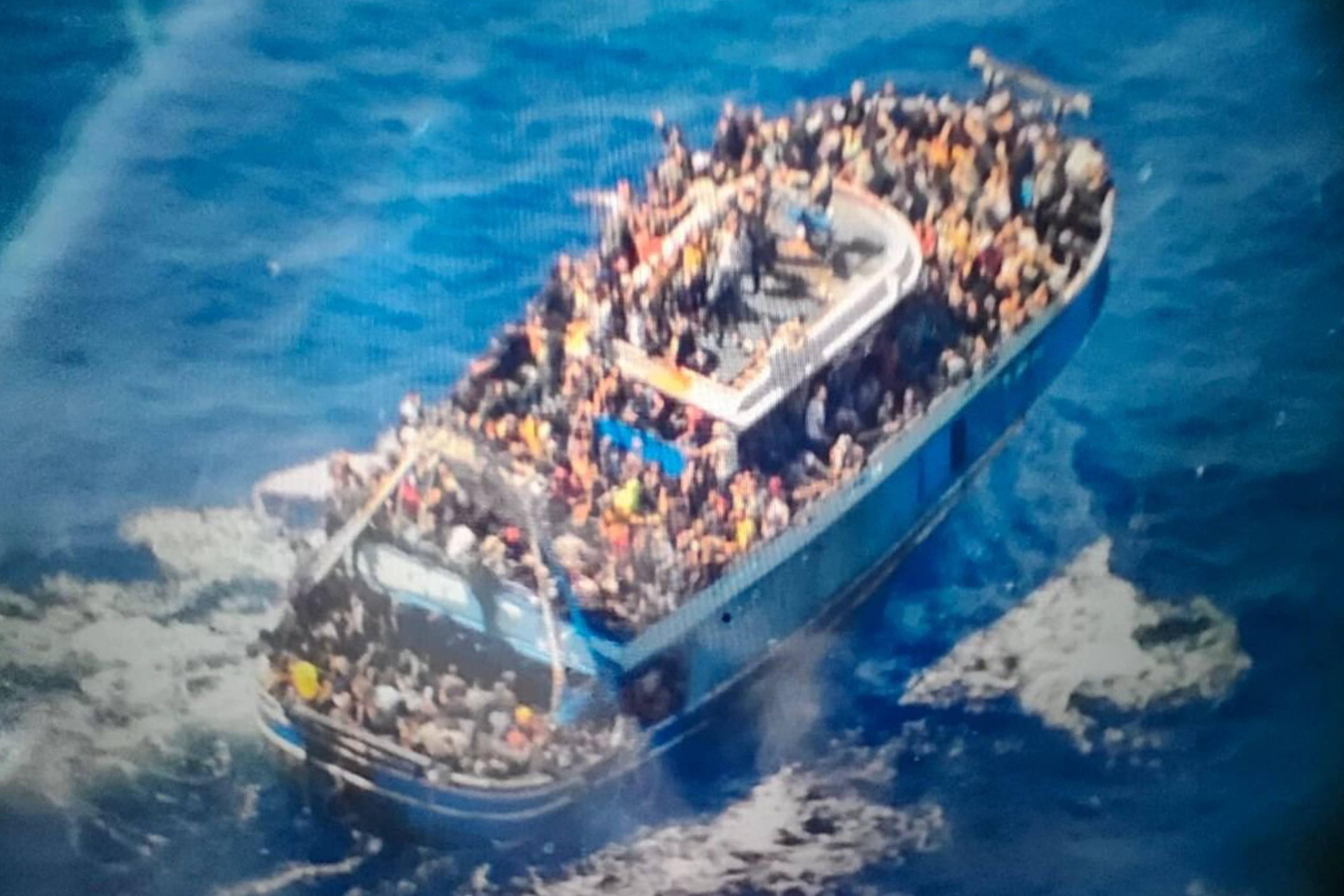 Dieses von der griechischen Küstenwache veröffentlichte Foto zeigt, wie gedrängt die Menschen auf dem Fischerboot unterwegs waren.