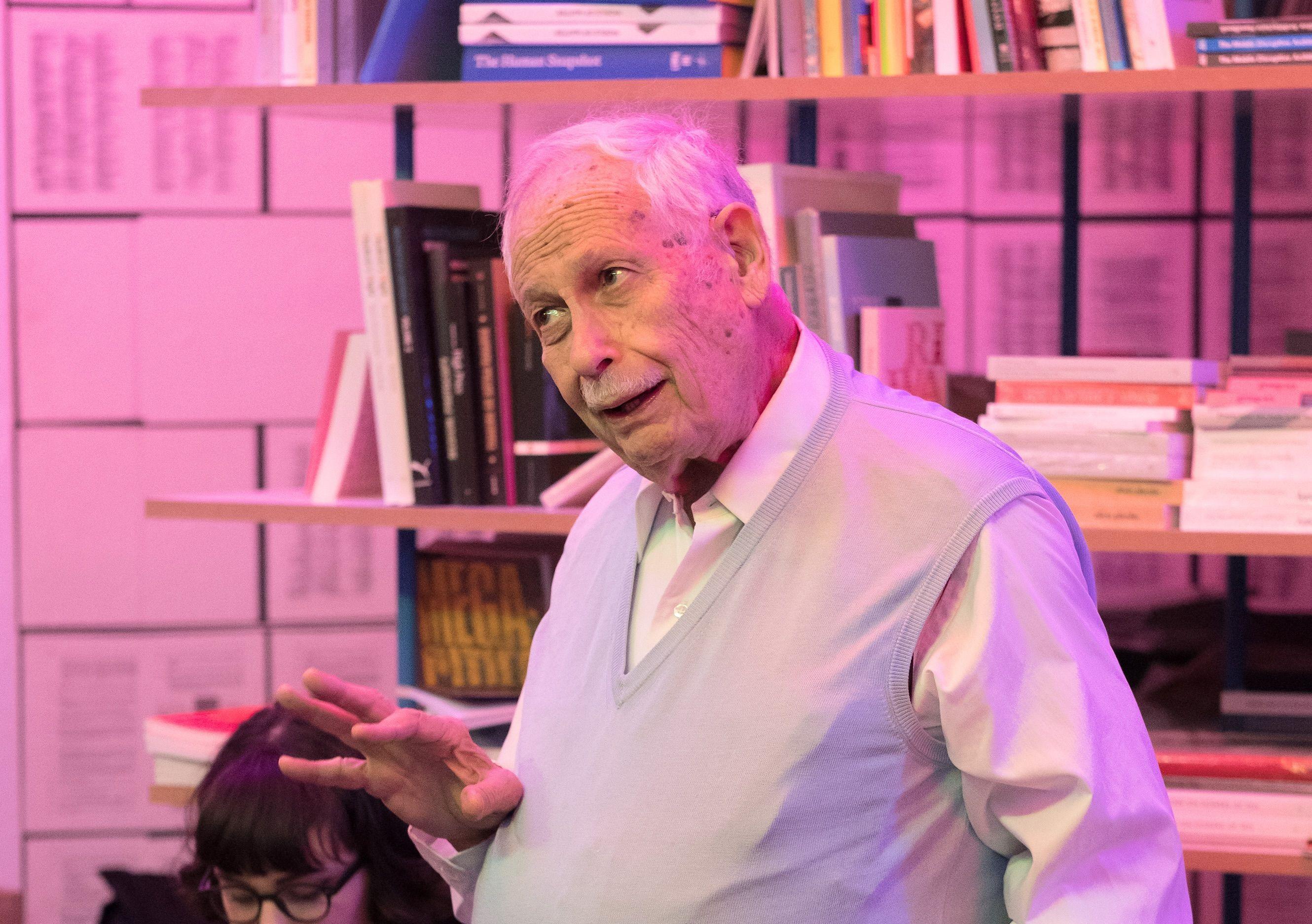 Victor Grossman spricht auf einer Veranstaltung des Berliner Jacobin-Lesekreises, 2017.