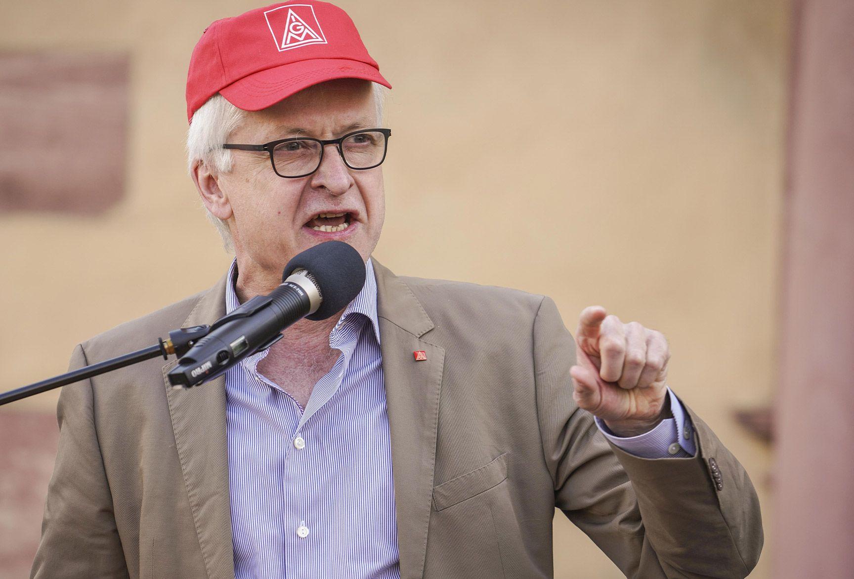 Hans-Jürgen Urban bei einer Kundgebung.