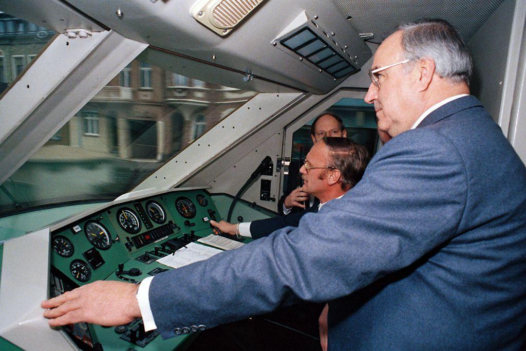 Bundeskanzler Helmut Kohl versucht sich als Lokführer, 1985.