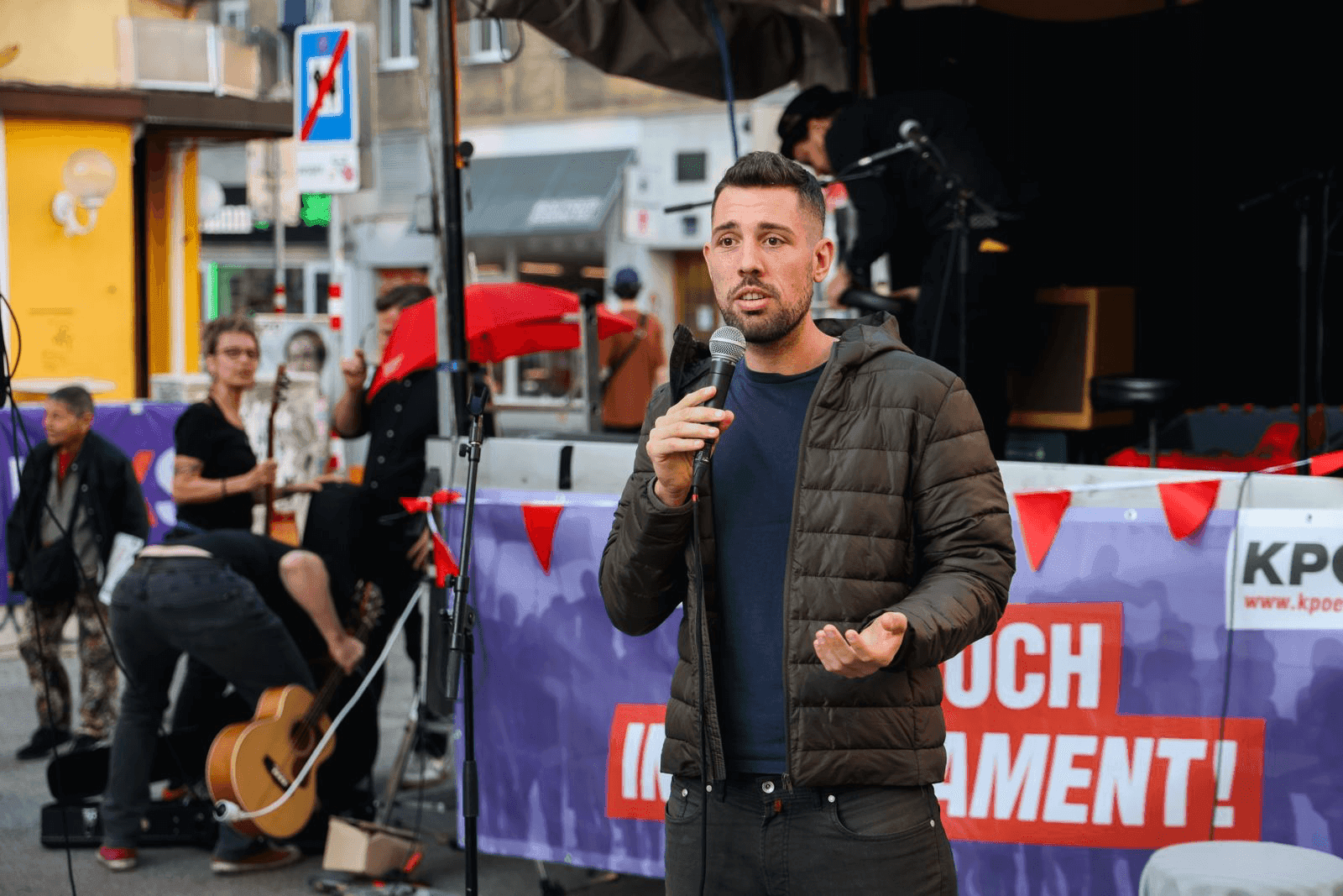 KPÖ-Bundessprecher Tobias Schweiger beim Wahlkampf.