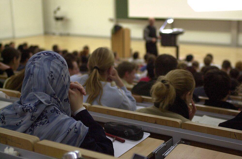 Kettenbefristungen, Bewährungsdruck, Personalverschleiß –  die Arbeitsbedingungen in der Wissenschaft sind wenig attraktiv.