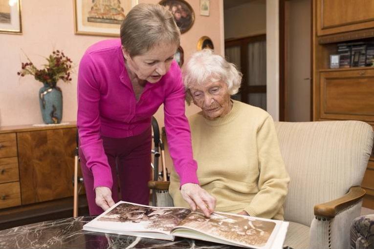 Anstatt die Bedingungen in der häuslichen Pflege zu verbessern, nutzt Deutschland das Lohngefälle innerhalb der EU aus und rekrutiert Arbeiterinnen aus Osteuropa (Symbolfoto).