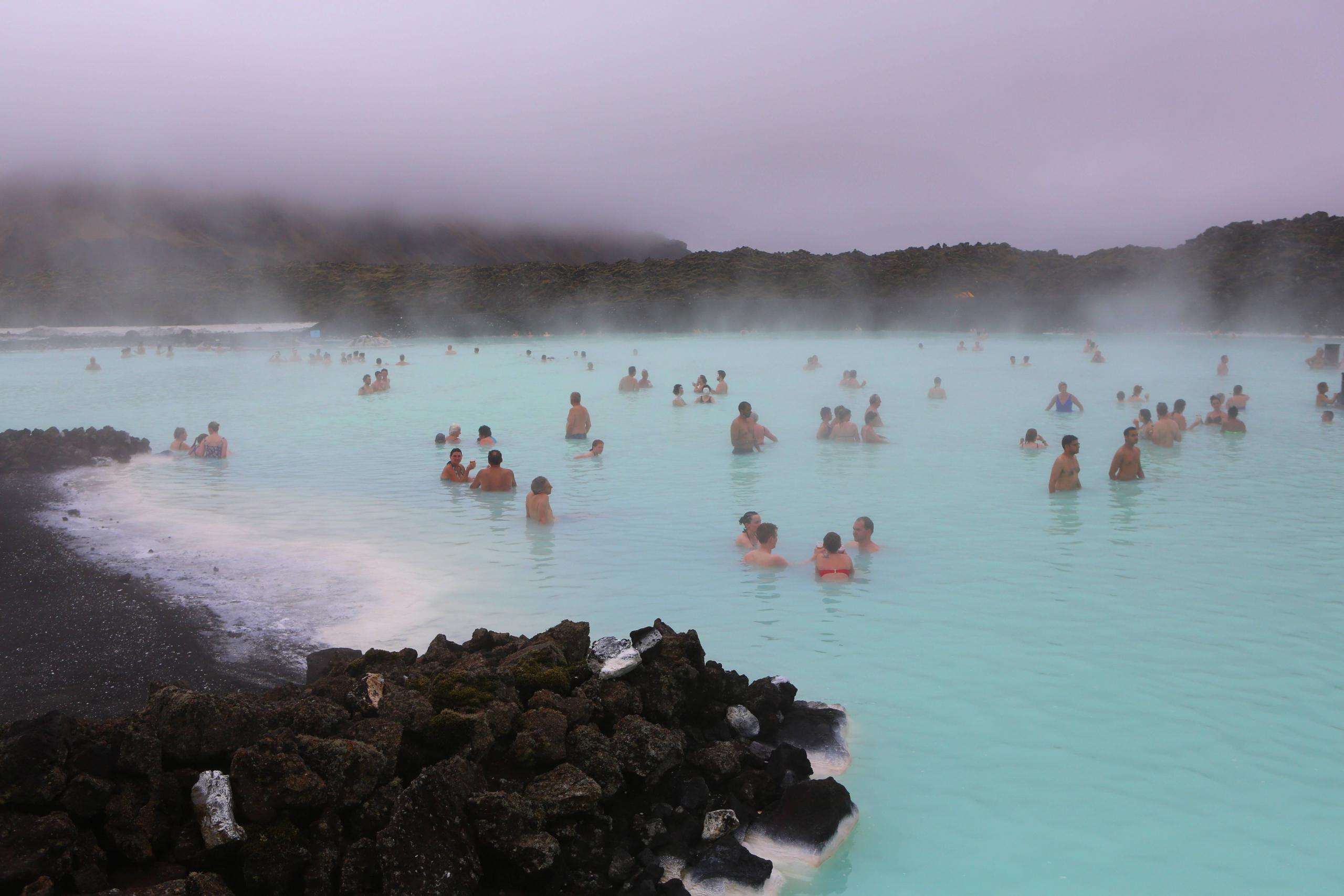 Mehr freie Zeit: Menschen beim Entspannen im Thermalbad auf der Halbinsel Reykjanesskagi.