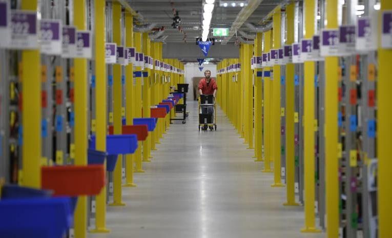 Arbeiter im Amazon Versandzentrum in Dobroviz