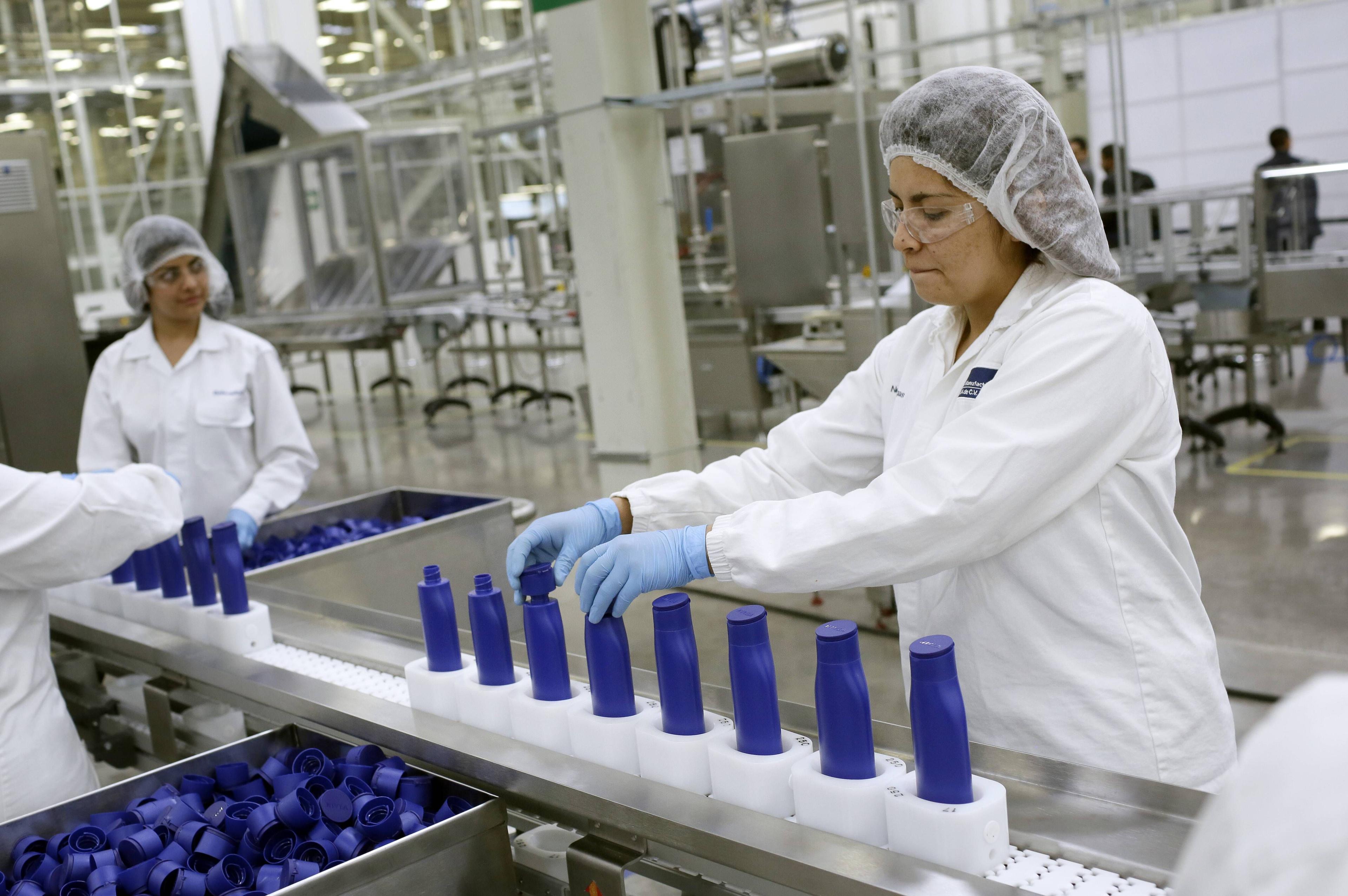 Mitarbeiterinnen am Fließband bei der Firma Beiersdorf in Silao, Mexiko.