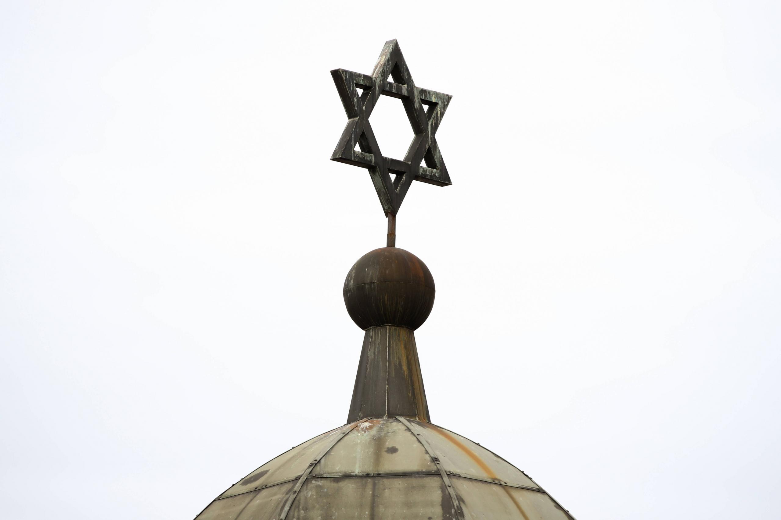 Am 9. Oktober 2019 erschoss ein Mann zwei Menschen und versuchte gewaltsam in die Synagoge einzudringen.