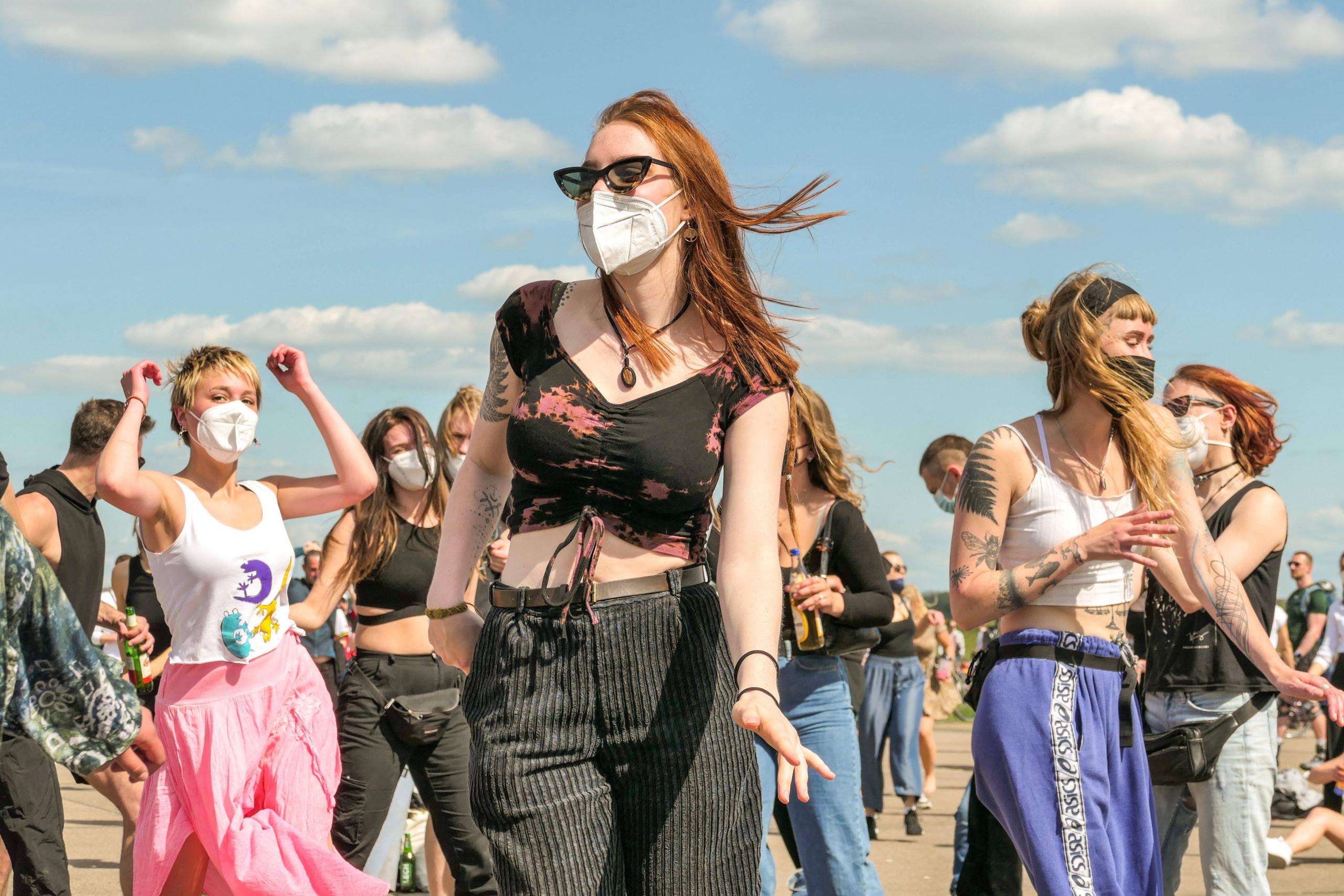 Tanzende Menschen auf dem Tempelhofer Feld in Berlin, 30. Mai 2021.