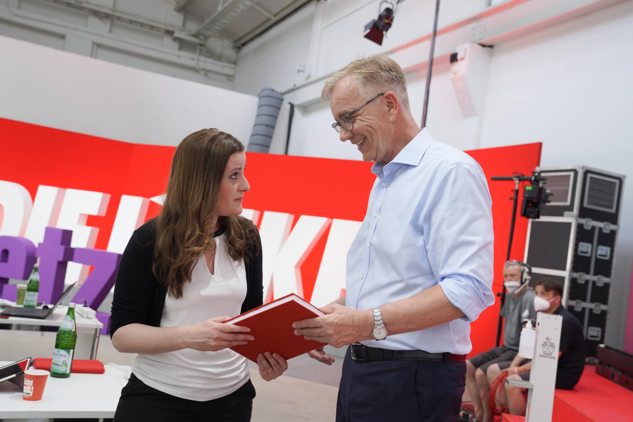 Janine Wissler übergibt Dietmar Bartsch das Wahlprogramm, 20. Juni 2021.