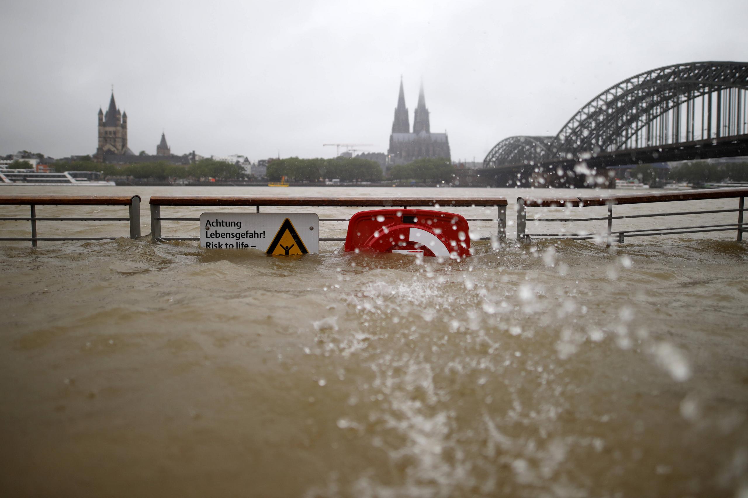 In Köln lief der Rhein über die Ufer und überflutete Straßen und Keller.