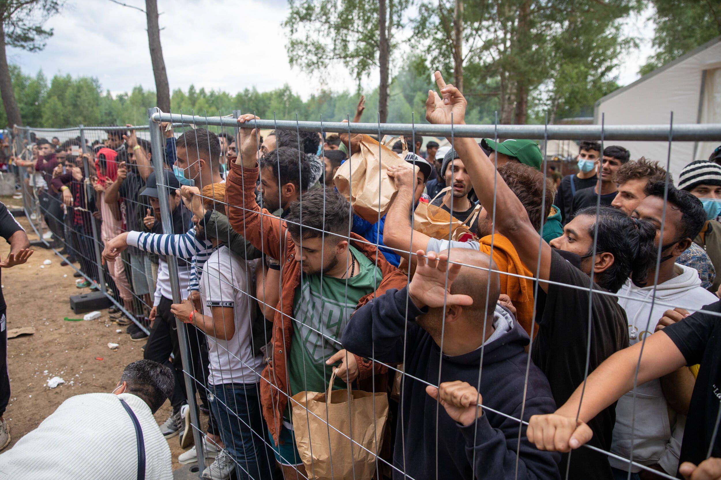 Migranten in einem Lager südlich von Vilnius im August 2021. Die meisten von ihnen kamen als Touristen nach Minsk, überquerten die polnische Grenze und versuchten, Deutschland oder Frankreich zu erreichen, bevor sie in Litauen festsaßen.