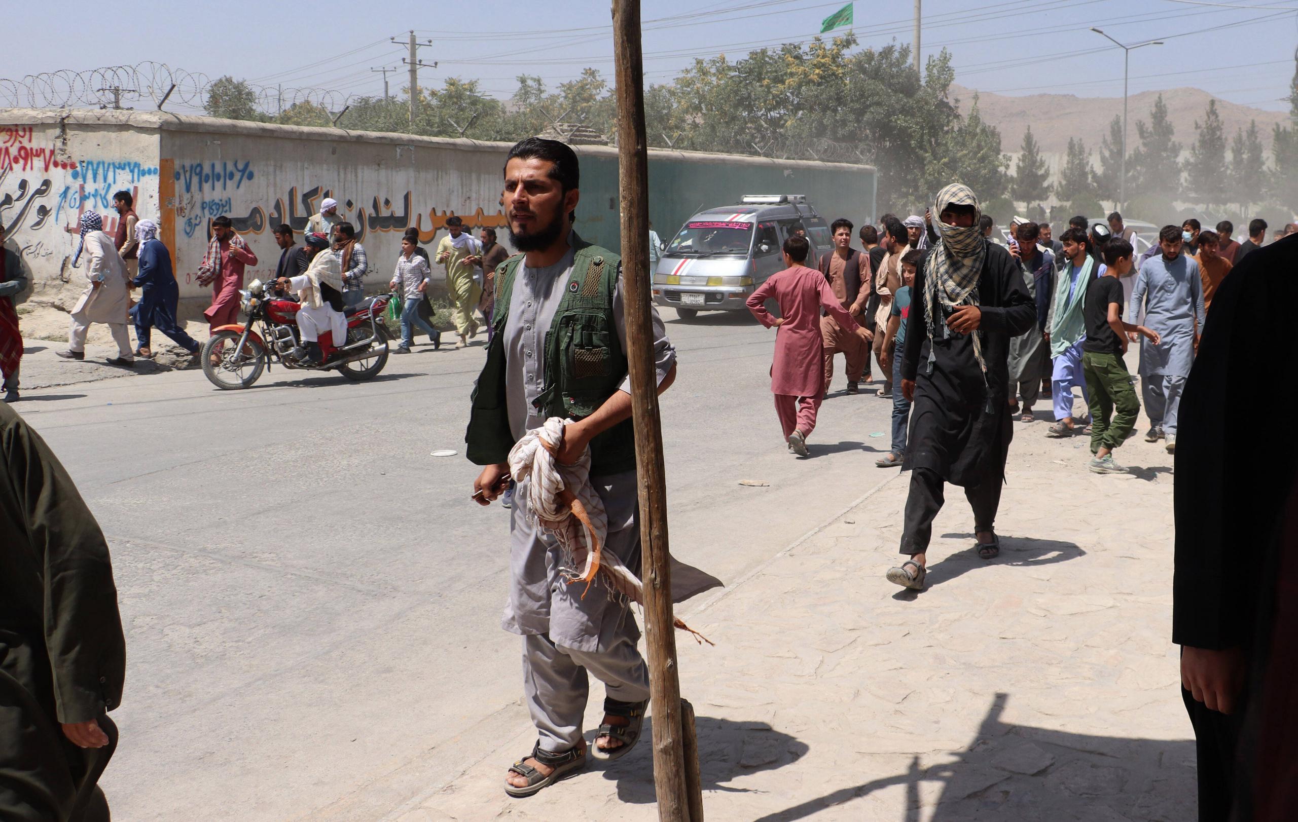 Menschen versammeln sich am 16. August 2021 am Flughafen von Kabul