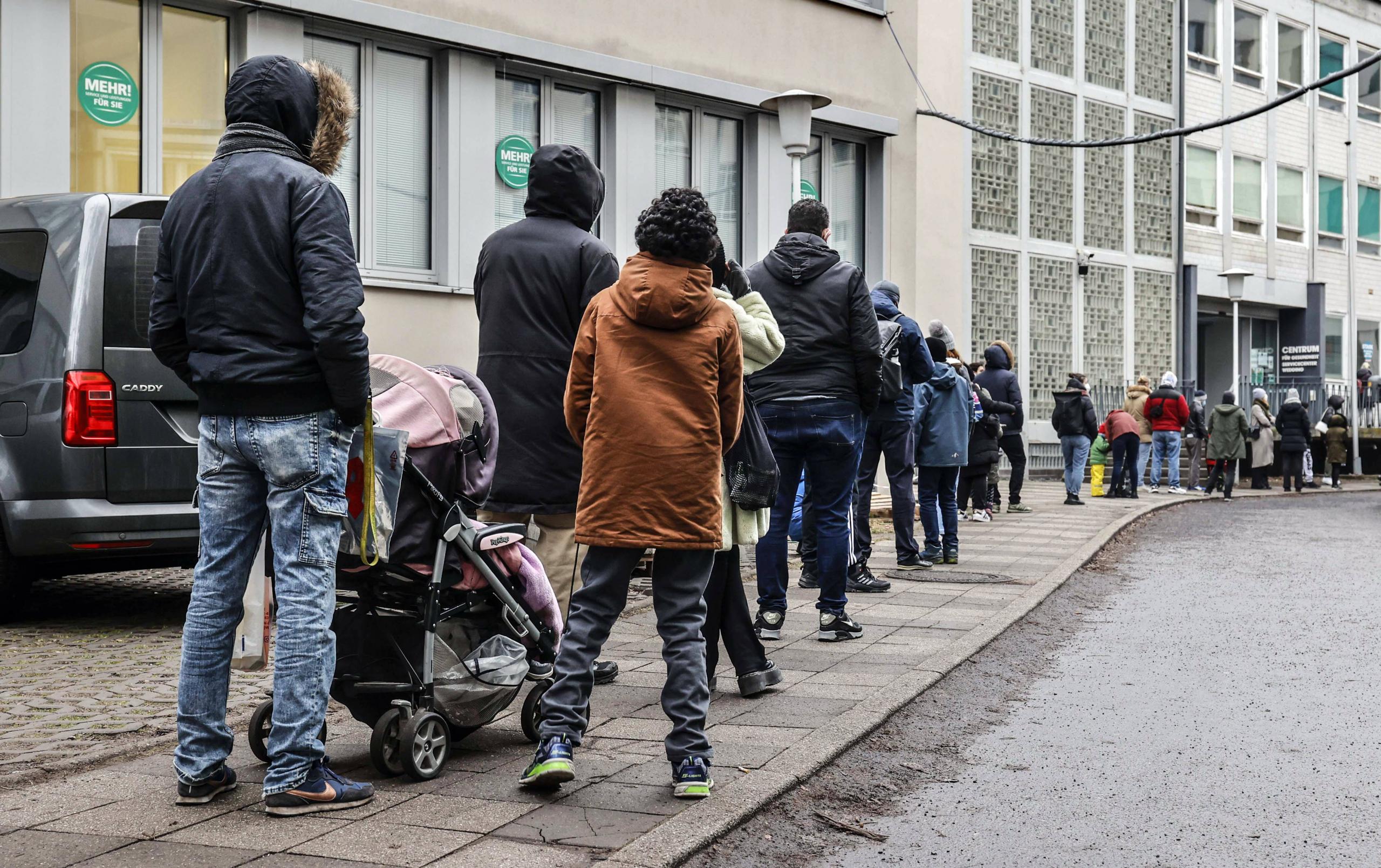 Wer einen Test braucht, muss Zeit mitbringen: Lange Warteschlange vor einem Berliner Testzentrum, 14. Januar 2022.