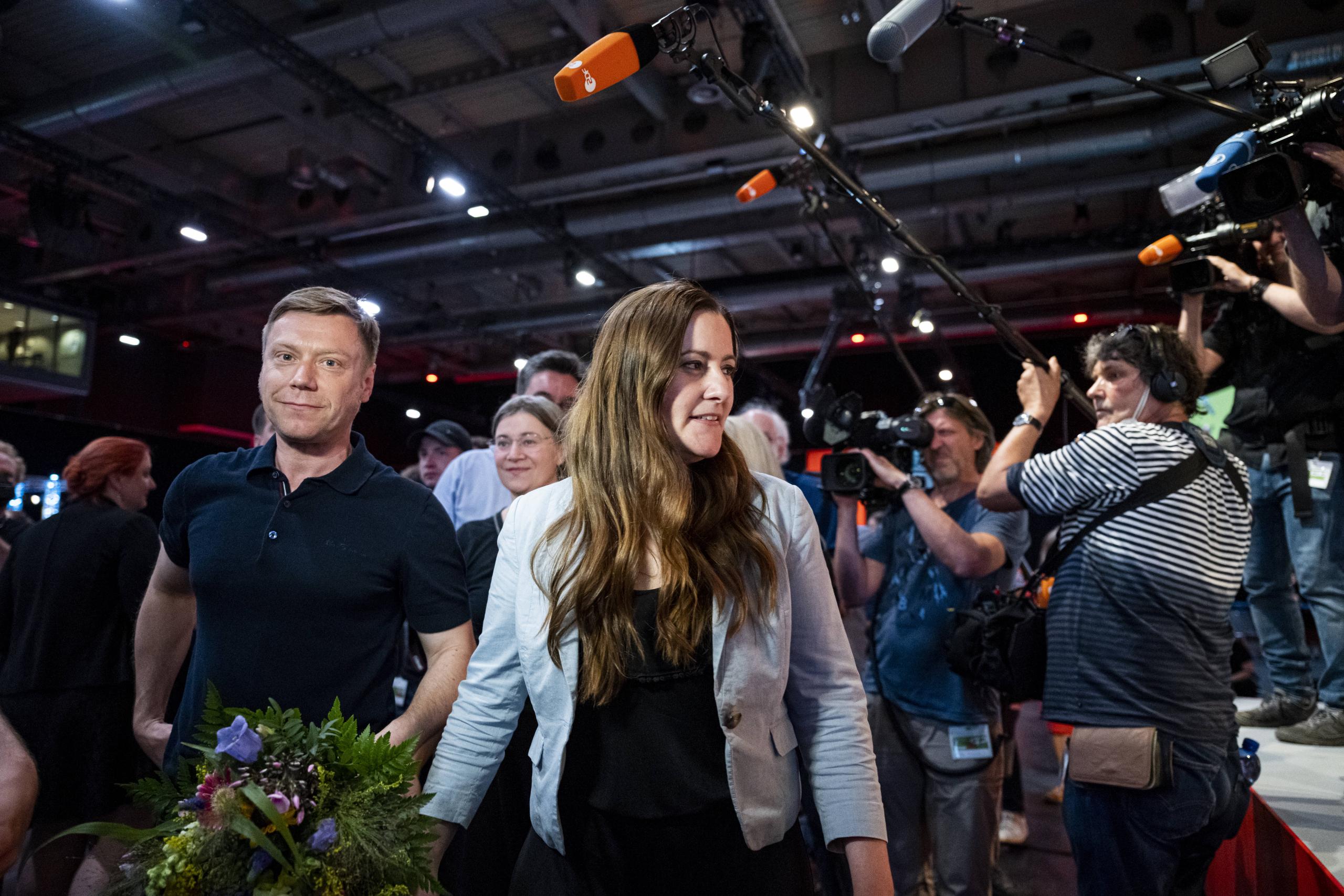 Das neue Vorsitzendenduo der LINKEN Martin Schirdewan  und Janine Wissler auf dem Parteitag in Erfurt.