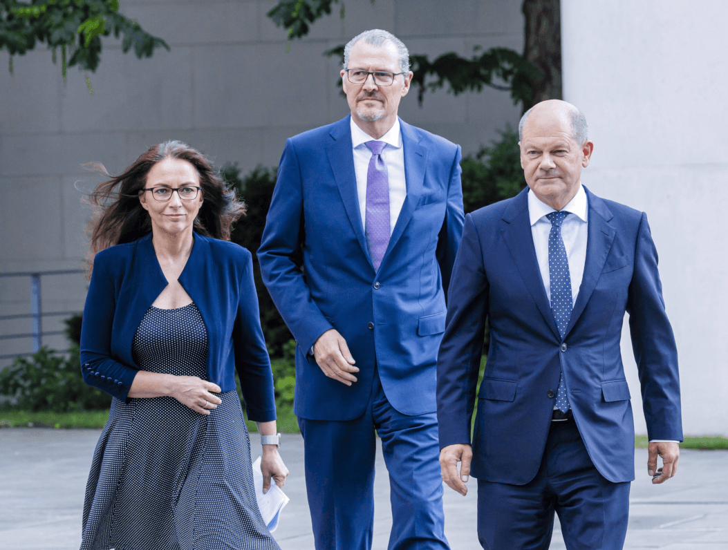 DGB-Vorsitzende Yasmin Fahimi, BDA-Präsident Rainer Dulger und SPD-Kanzler Olaf Scholz bei der Pressekonferenz zur Konzertierten Aktion, Berlin, 4. Juli 2022.