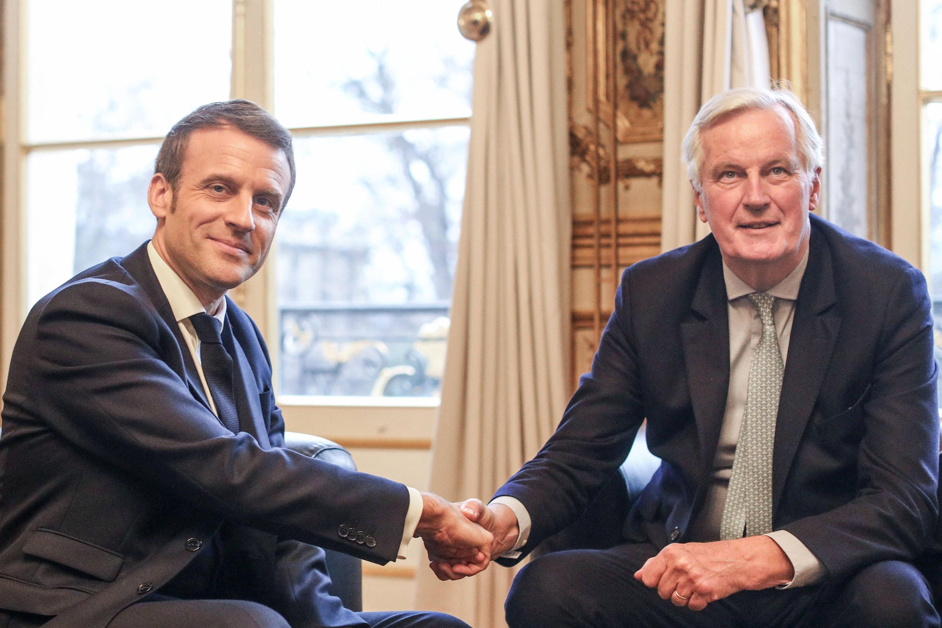 Emmanuel Macron posiert mit Michel Barnier in Paris, 31. Januar 2020.