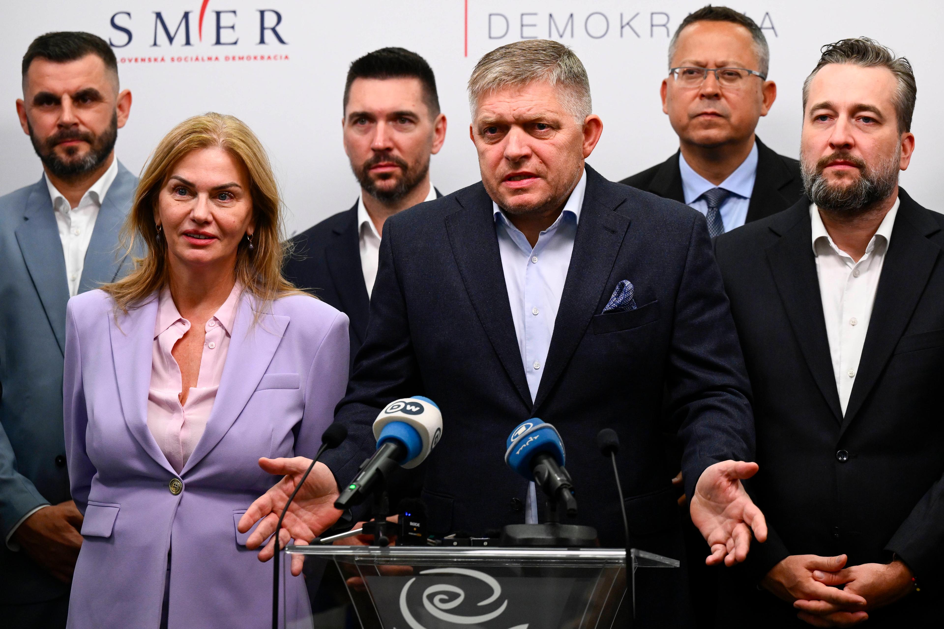 Robert Fico und seine Parteikollegen der SMER.